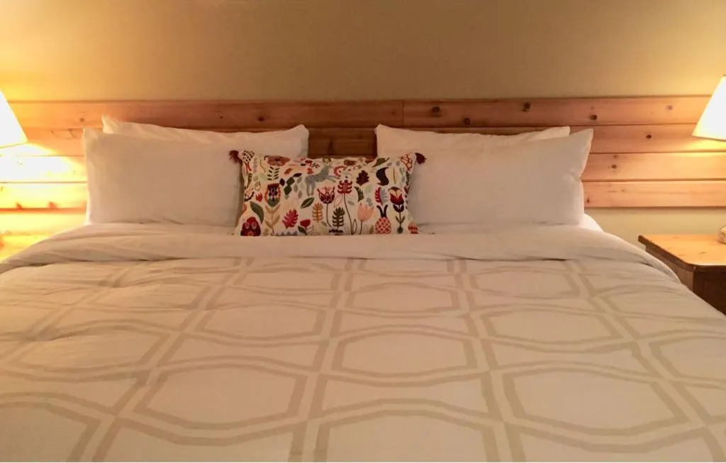 Bedroom, Bed in Piccadilly Motel