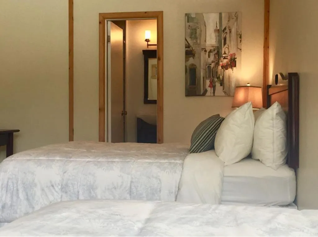 Bedroom, Bed in Piccadilly Motel