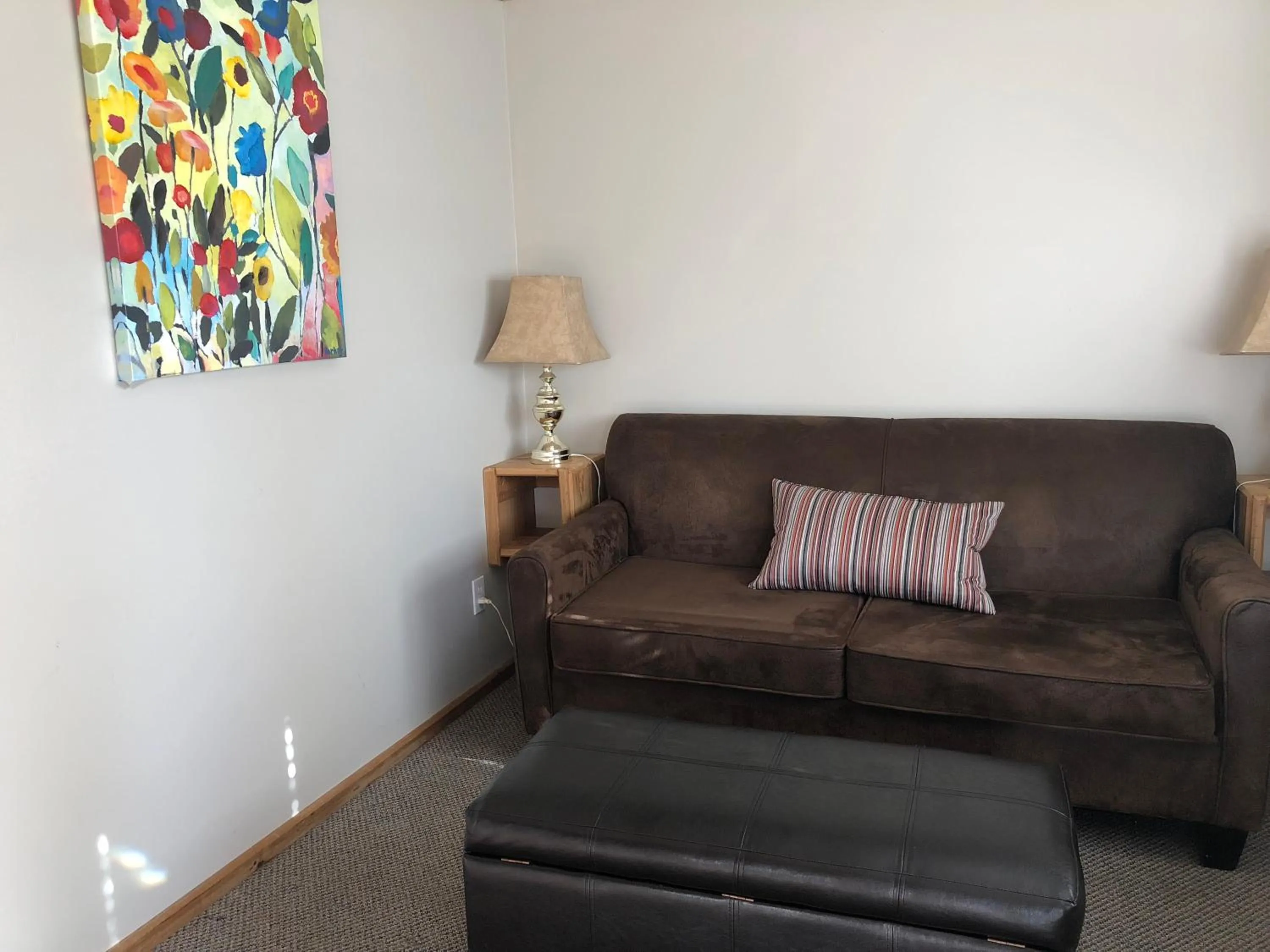 Seating area in Piccadilly Motel