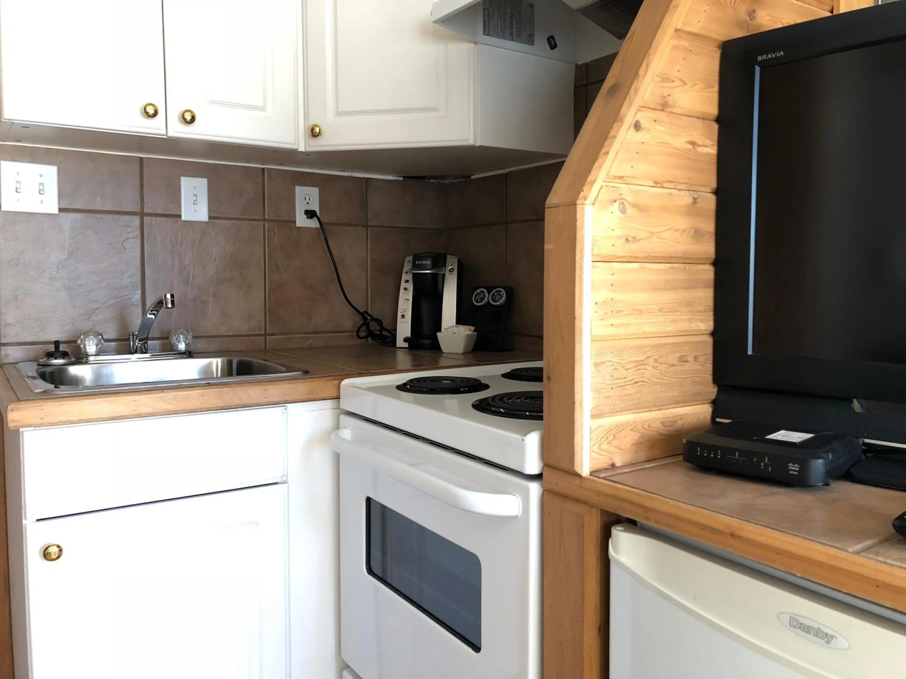 Kitchen or kitchenette in Piccadilly Motel