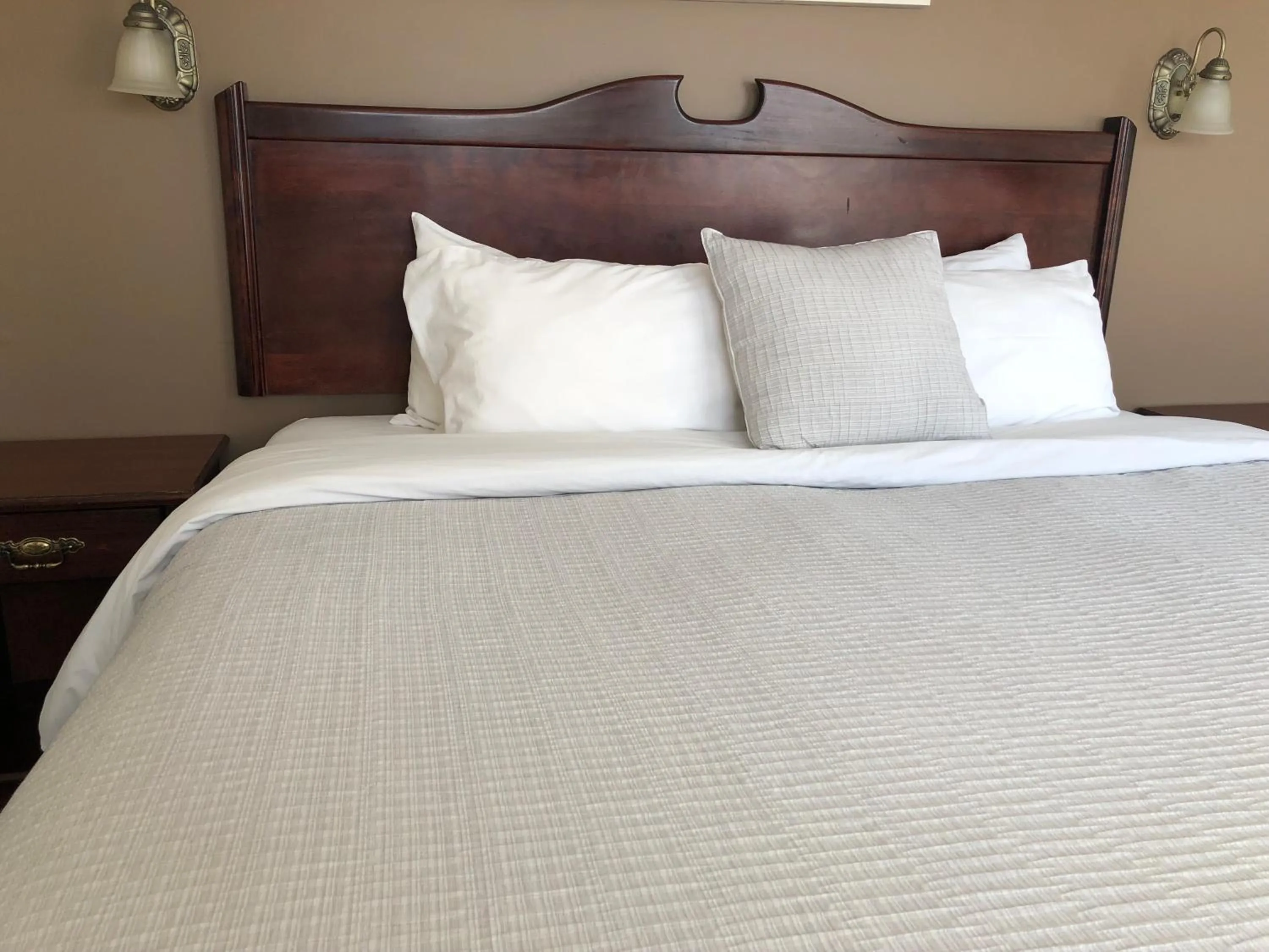 Bedroom, Bed in Piccadilly Motel