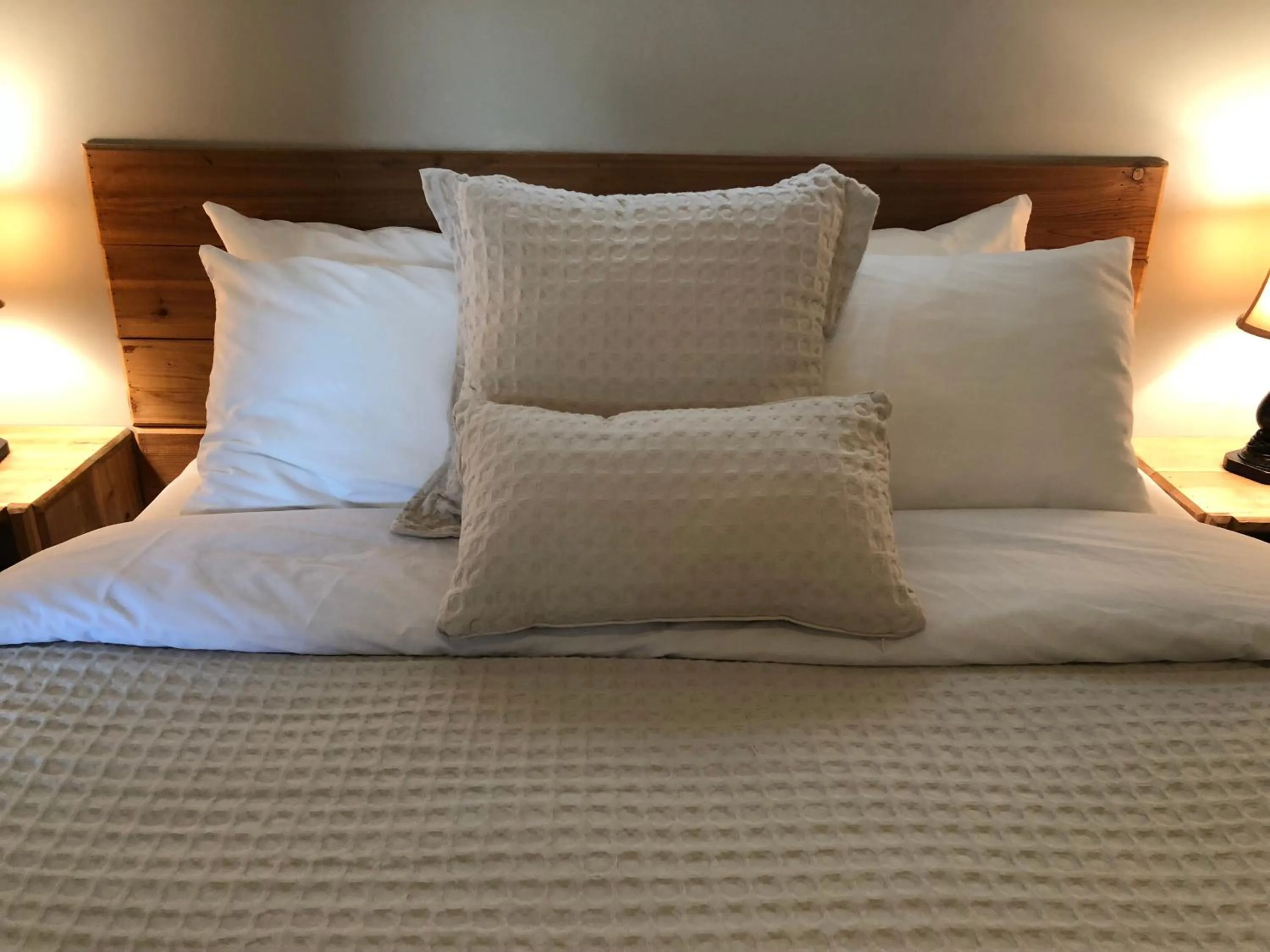 Bed in Piccadilly Motel