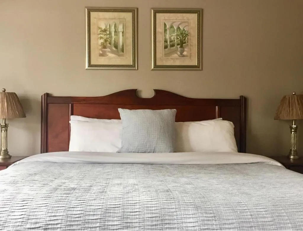 Bedroom, Bed in Piccadilly Motel