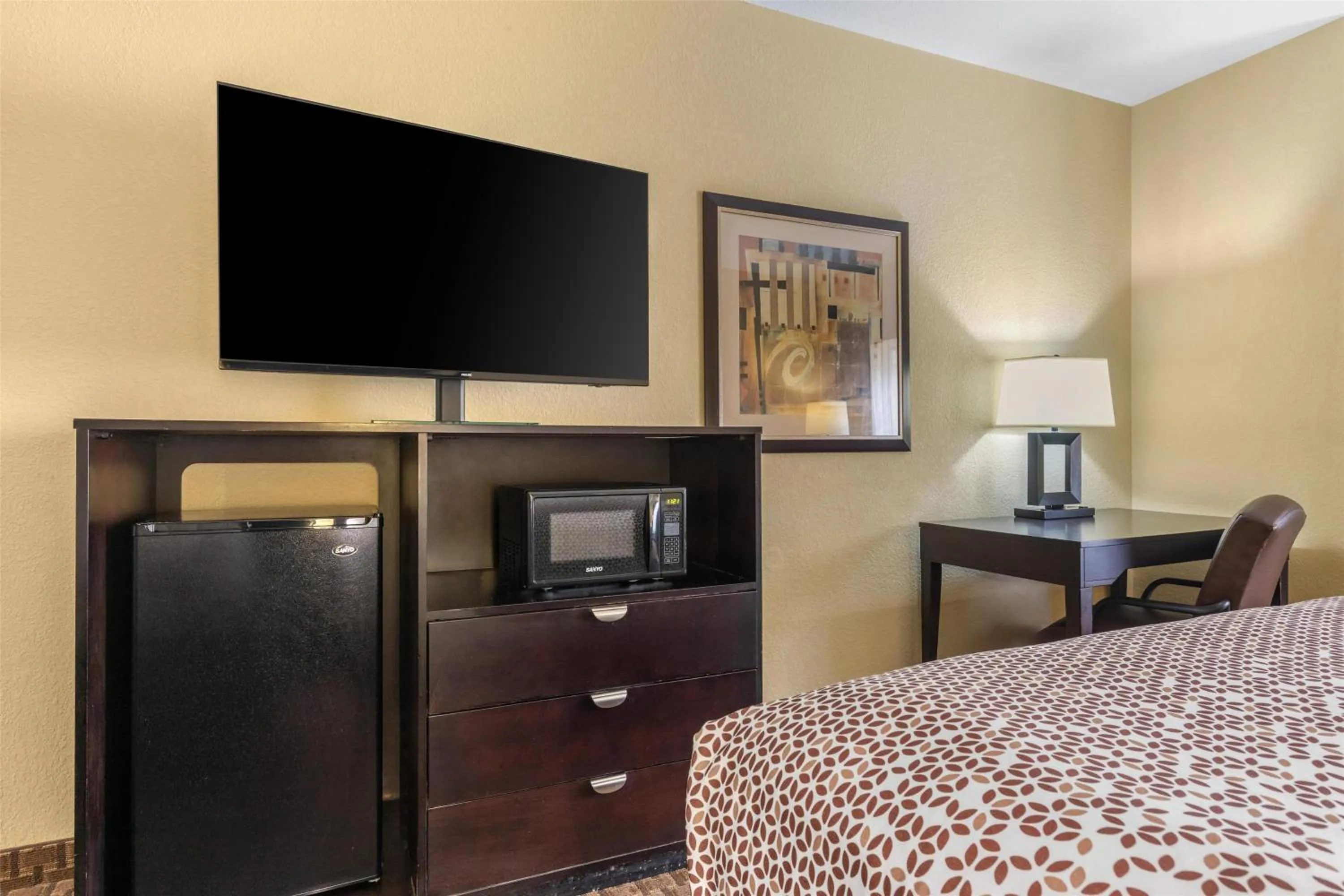 Bedroom, Bed in Best Western Bastrop Pines Inn