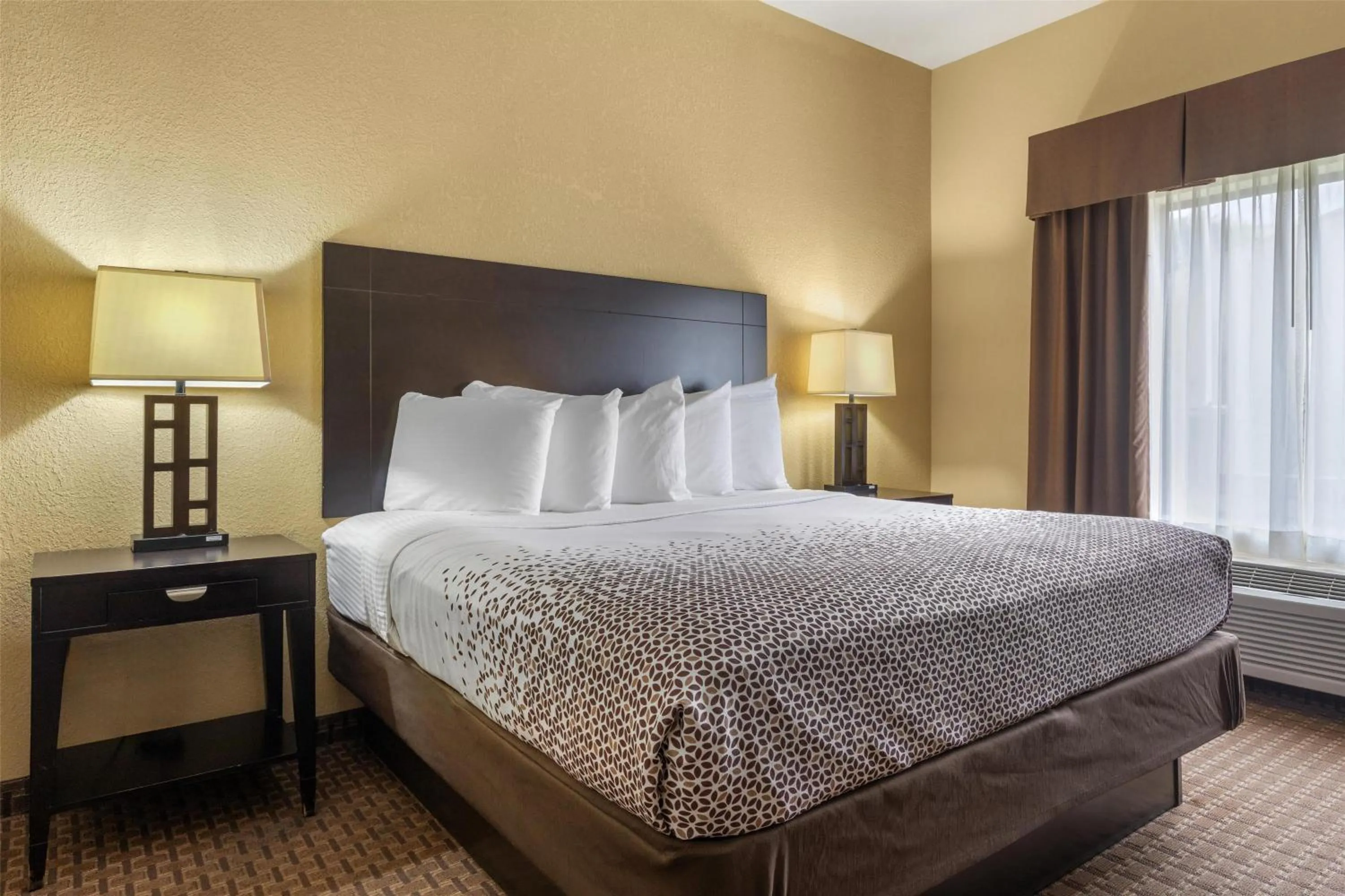 Bedroom, Bed in Best Western Bastrop Pines Inn