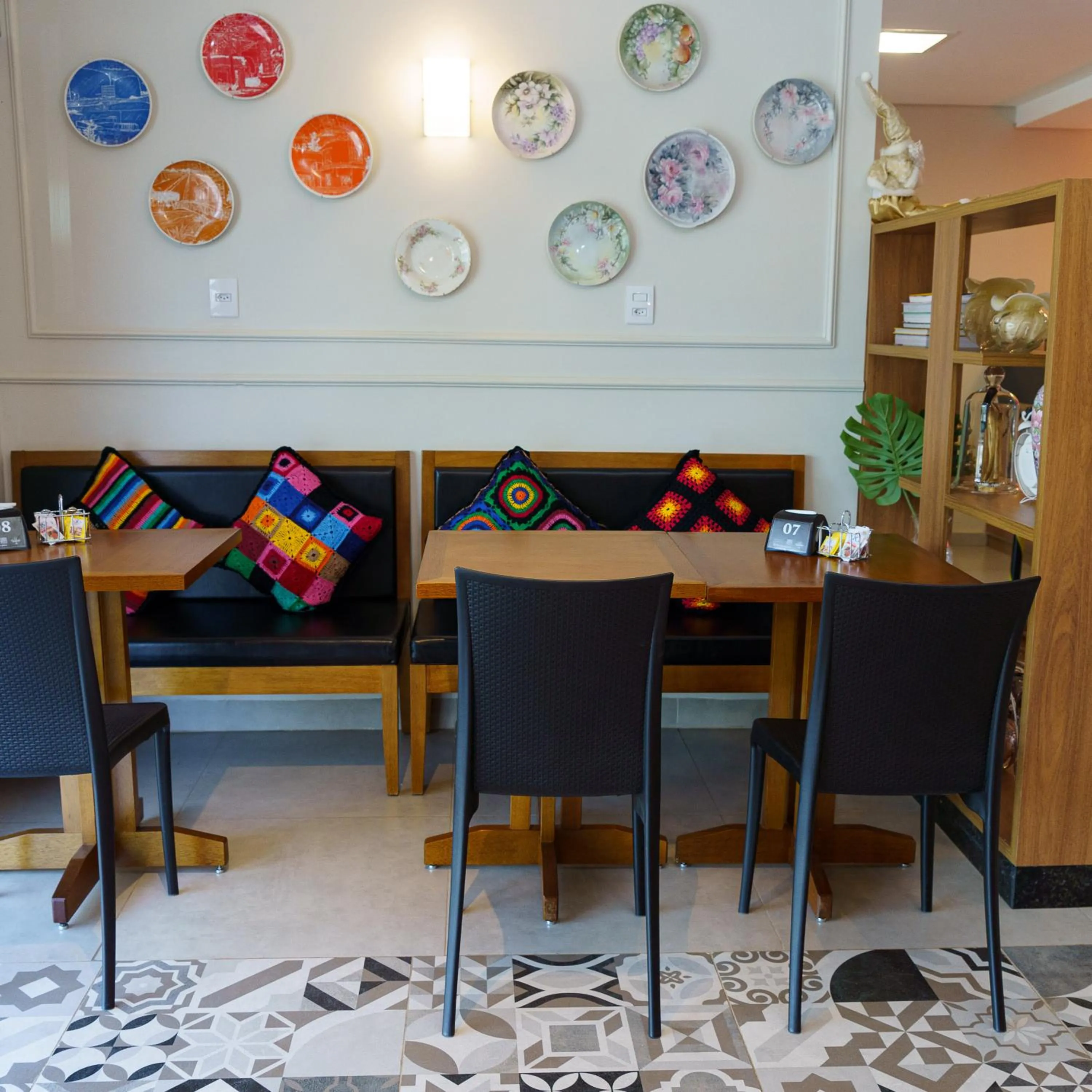 Restaurant/places to eat in Hotel Maraja