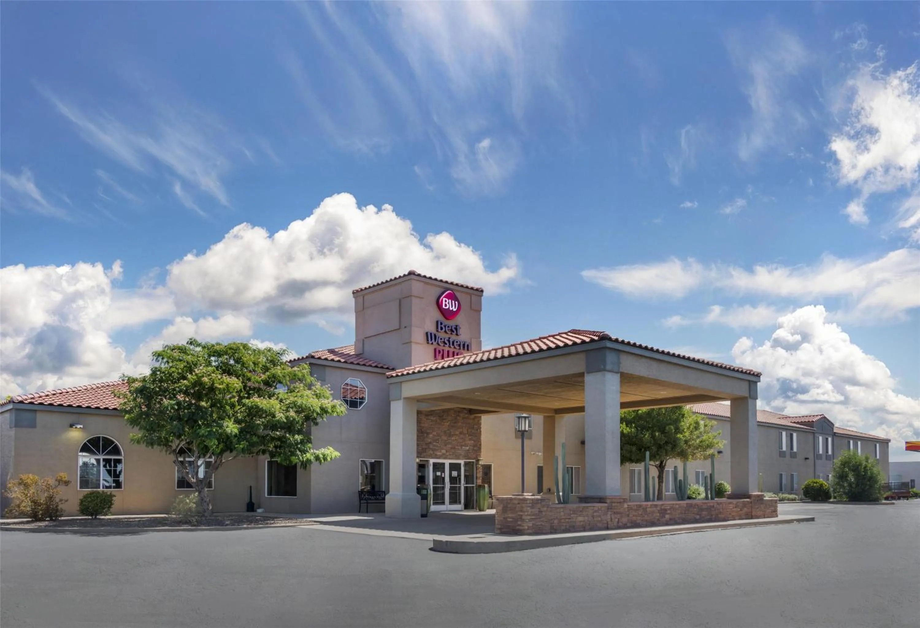 Property building in Best Western Plus Winslow Inn