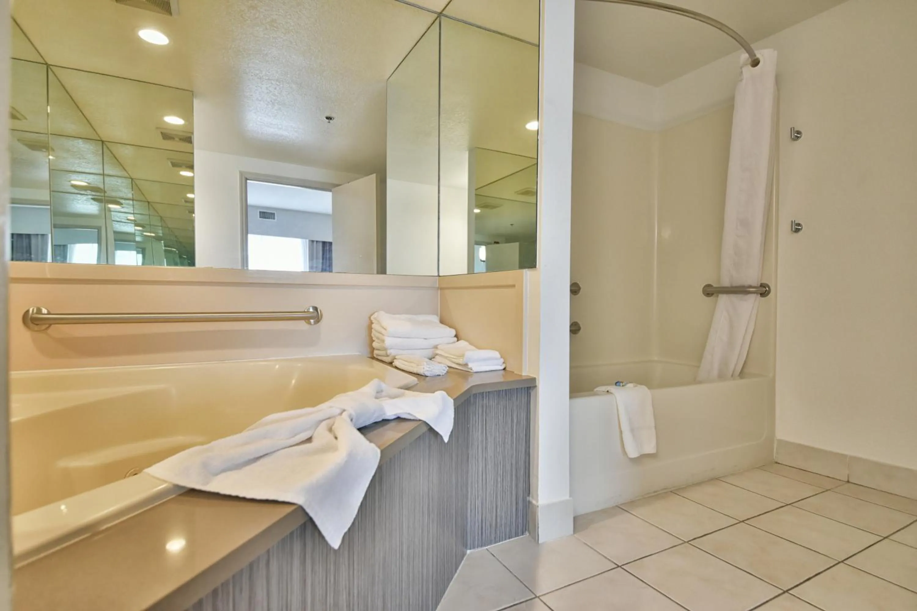 Shower in Country Inn & Suites by Radisson, Ocala Southwest