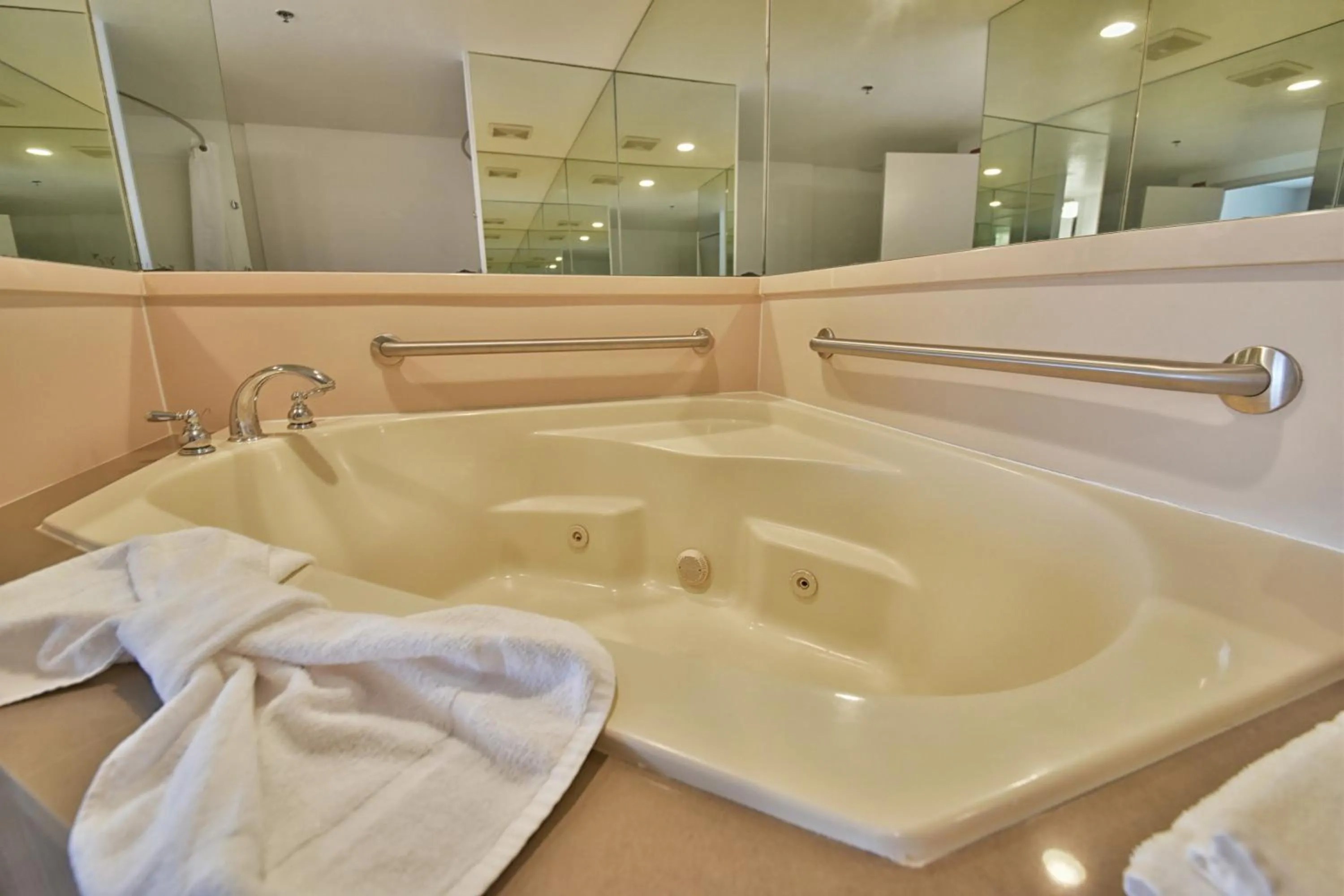 Hot Tub in Country Inn & Suites by Radisson, Ocala Southwest