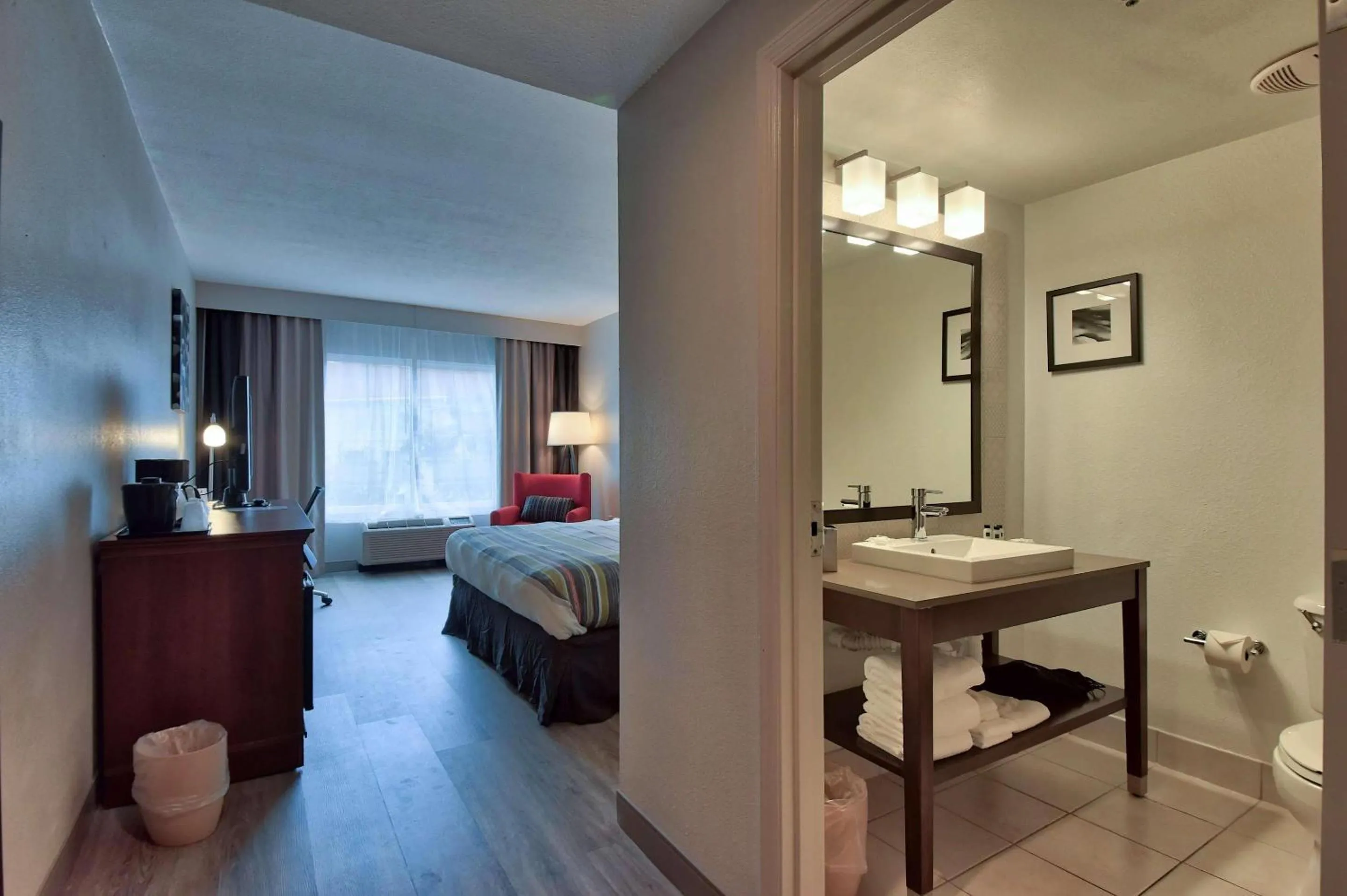 Bedroom, Bed in Country Inn & Suites by Radisson, Ocala Southwest