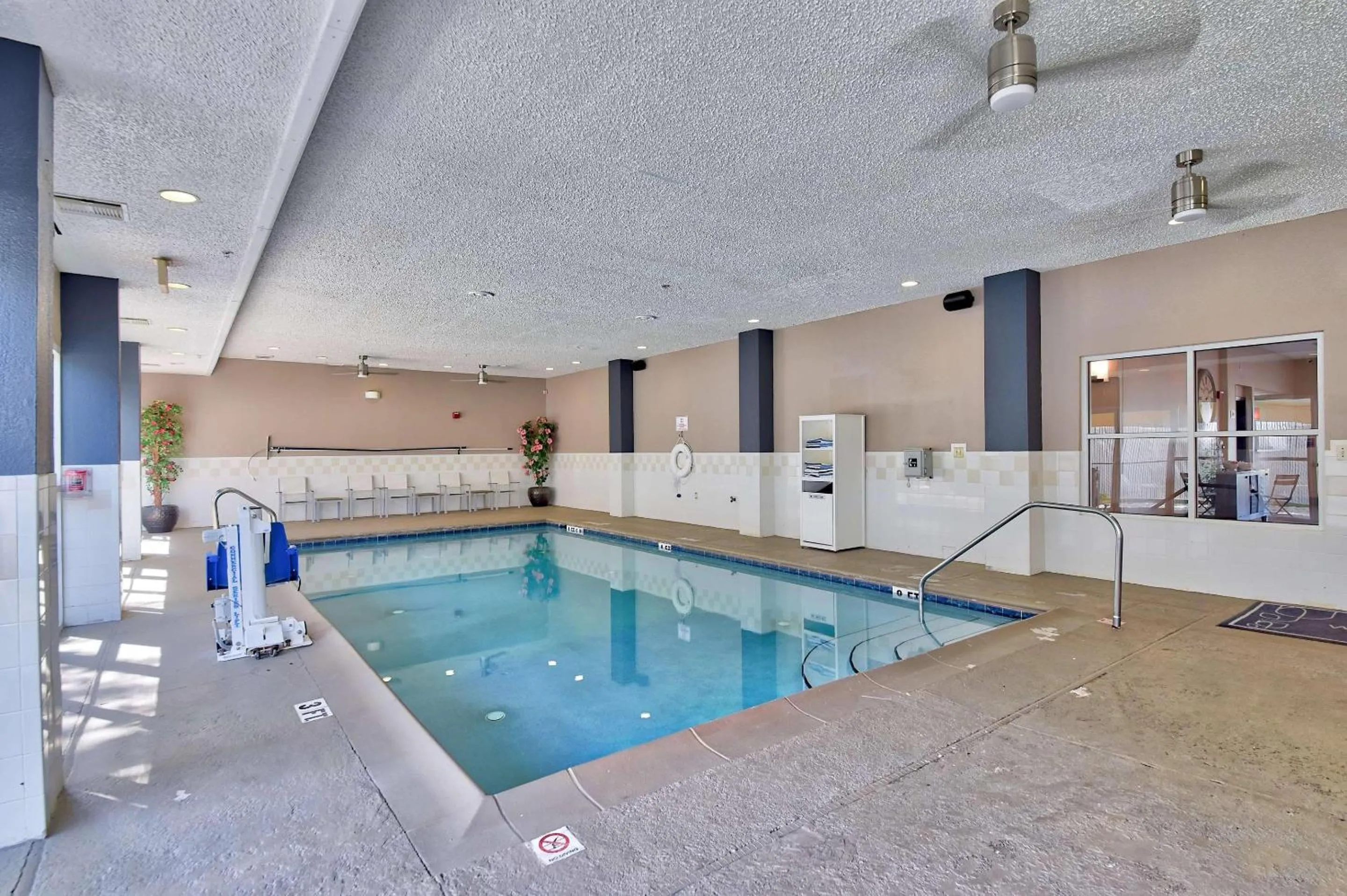 Swimming pool in Country Inn & Suites by Radisson, Ocala Southwest