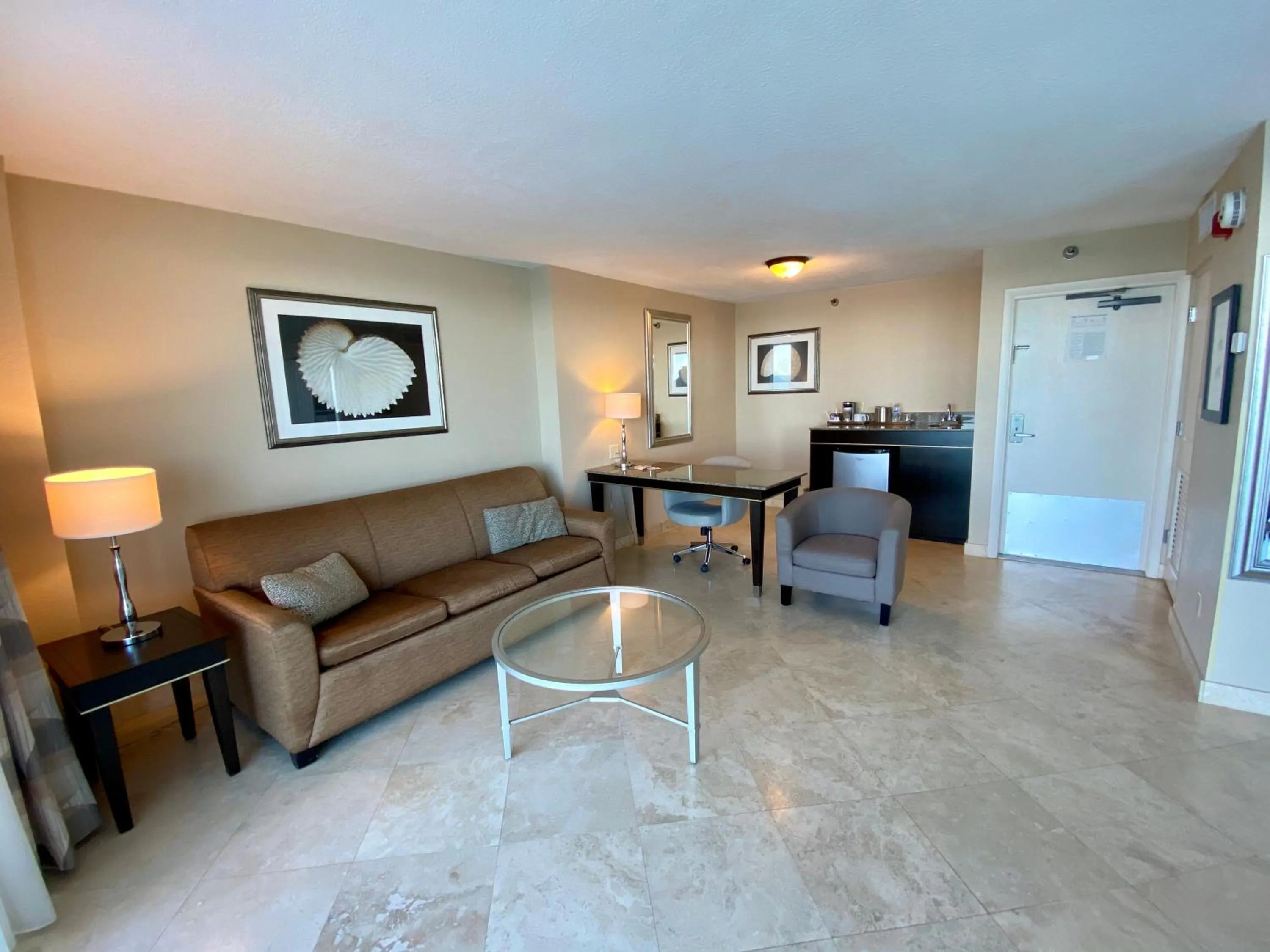 Living room in Radisson Suite Hotel Oceanfront