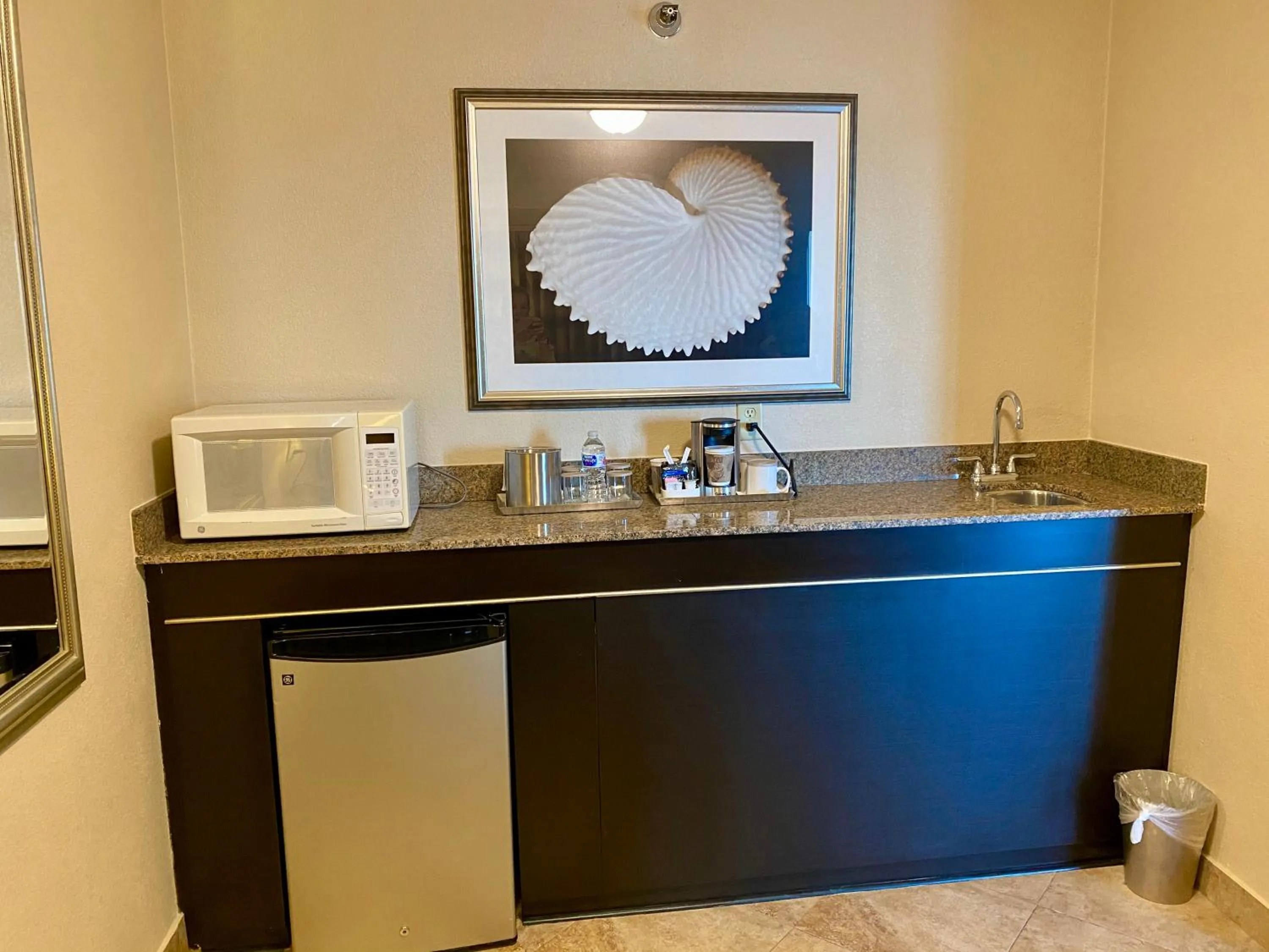 Coffee/tea facilities in Radisson Suite Hotel Oceanfront