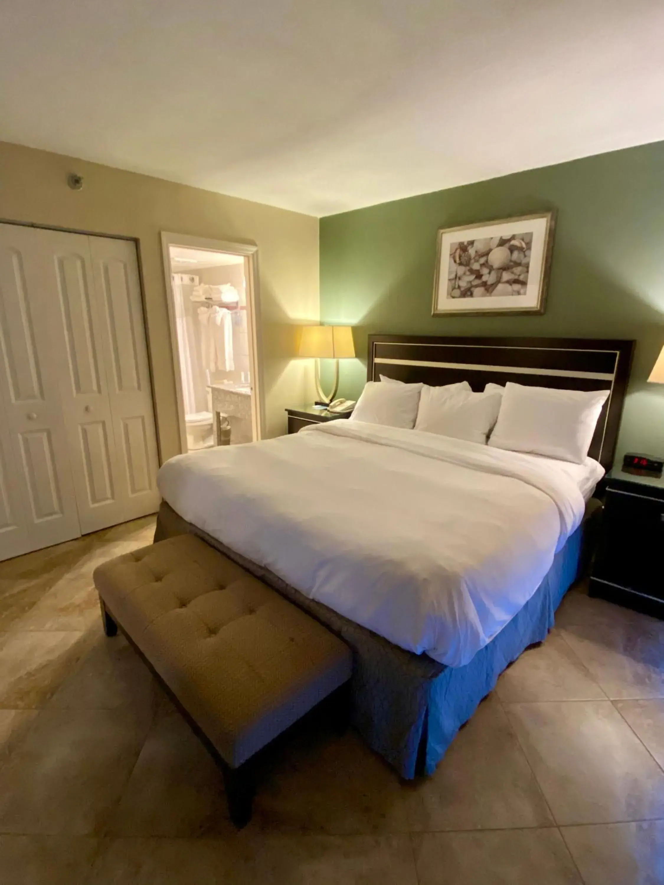 Oceanfront Business King Room - Non-Smoking in Radisson Suite Hotel Oceanfront Oceanfront Business King Room - Non-Smoking in Radisson Suite Hotel Oceanfront