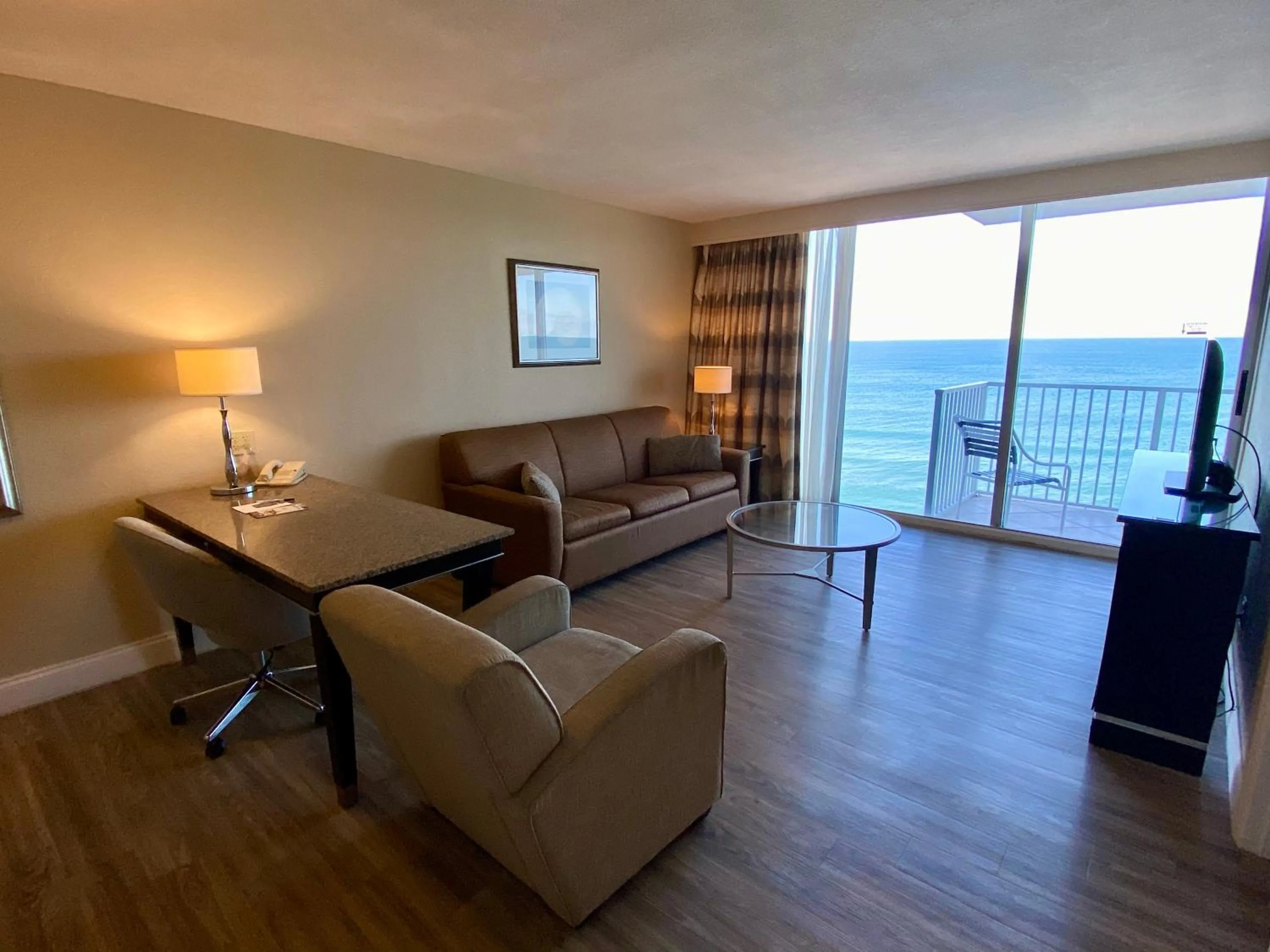 Living room in Radisson Suite Hotel Oceanfront