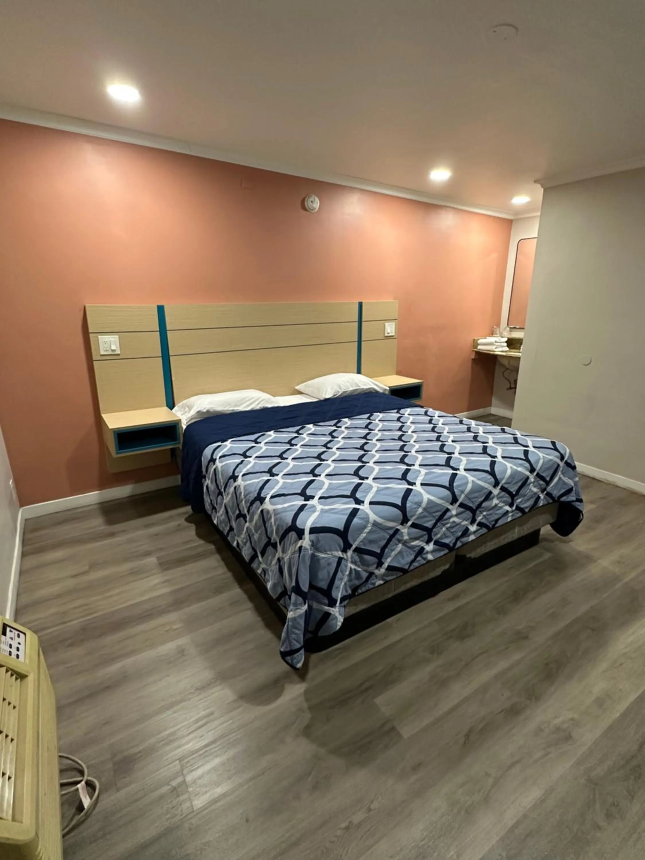 Bed in Sand Piper Motel - Los Angeles