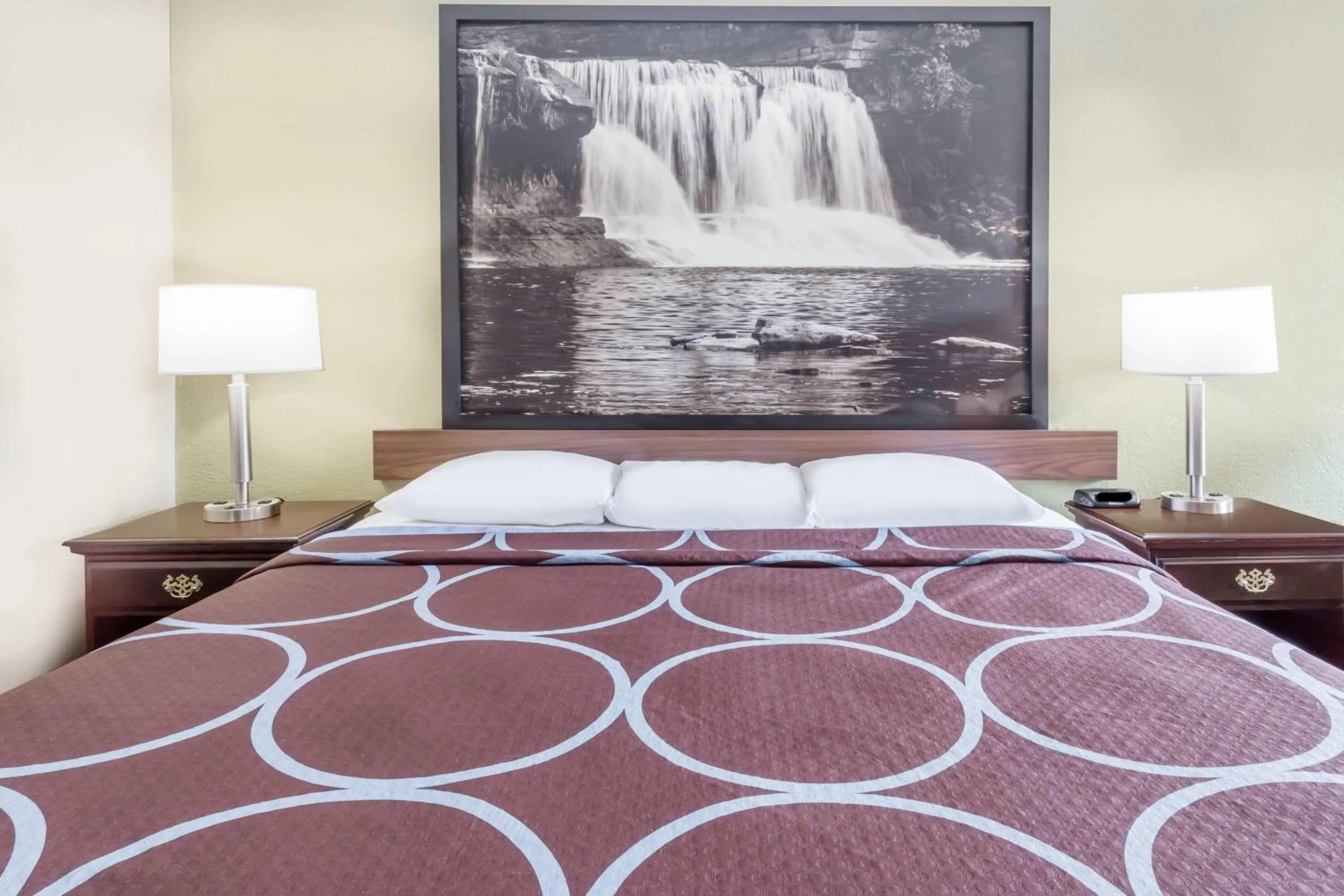 Photo of the whole room, Bed in Super 8 by Wyndham Logansport