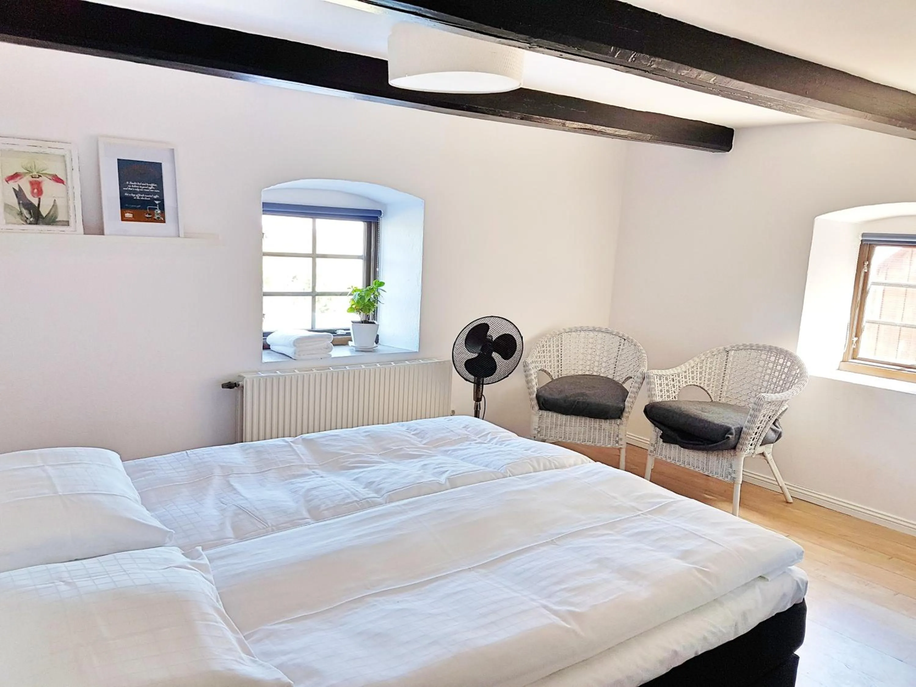 Photo of the whole room, Bed in Gårdshotellet