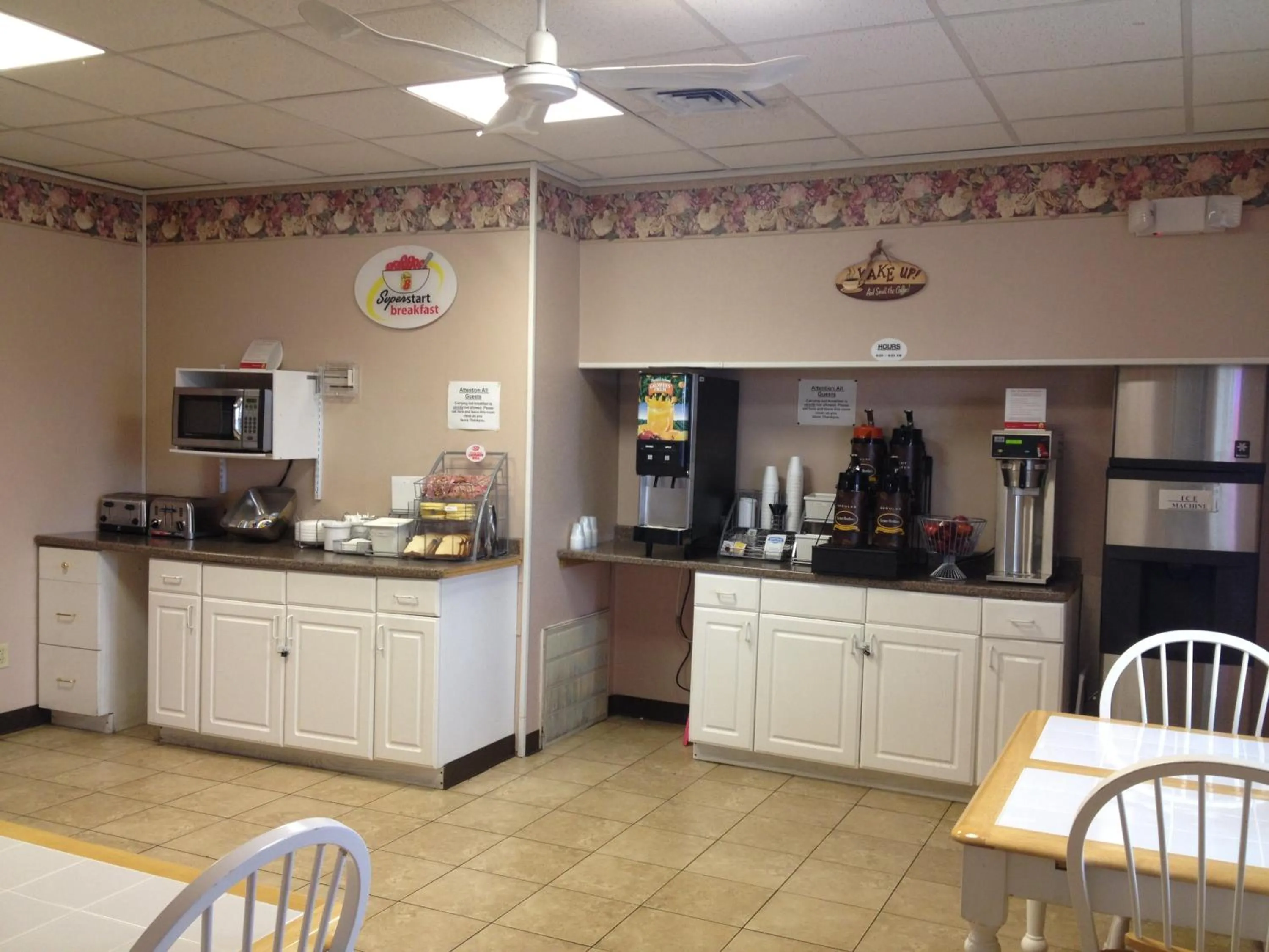 Coffee/tea facilities in Super 8 by Wyndham Carlisle North