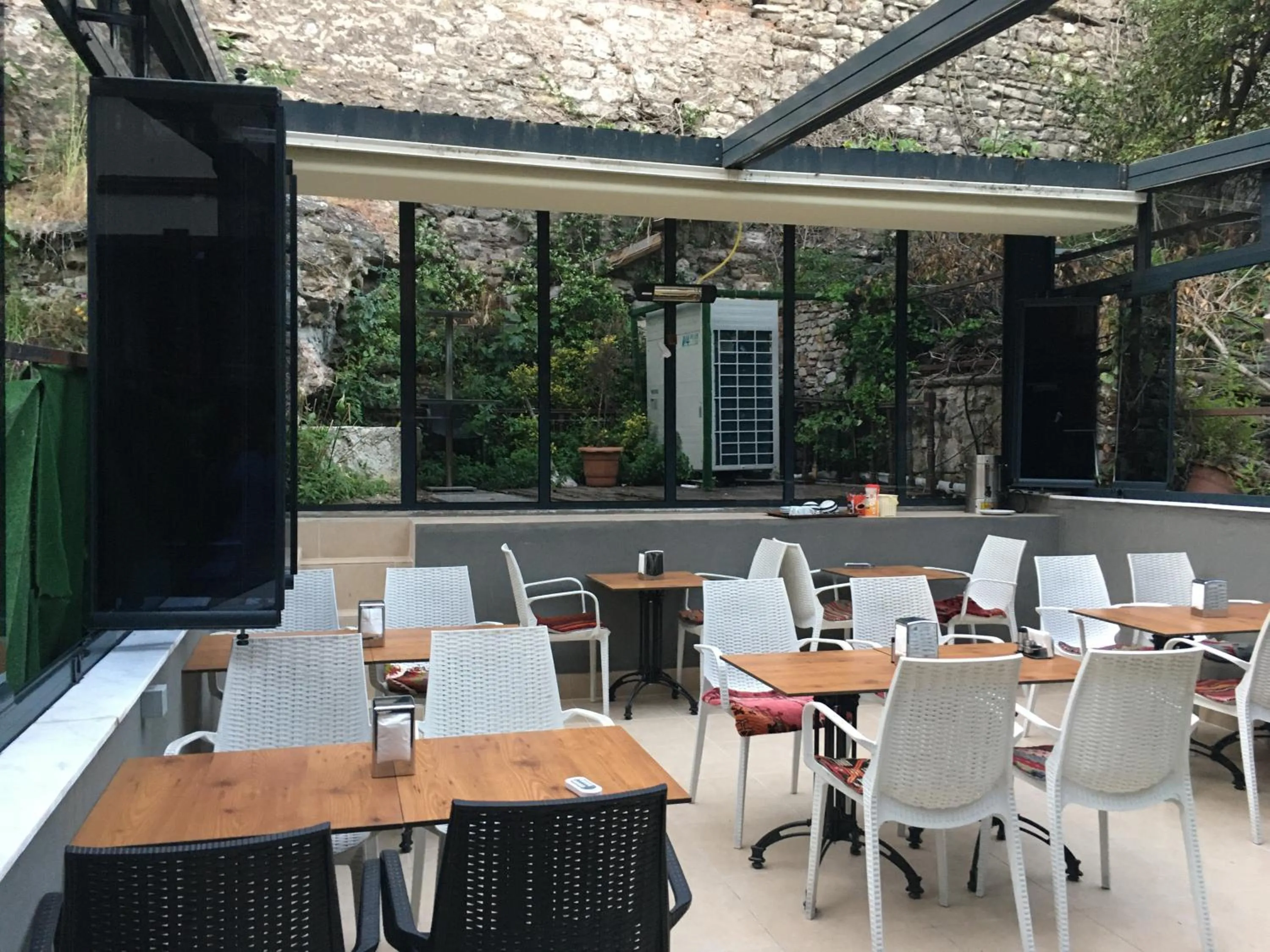 Patio, Restaurant/Places to Eat in Nuray Hotel