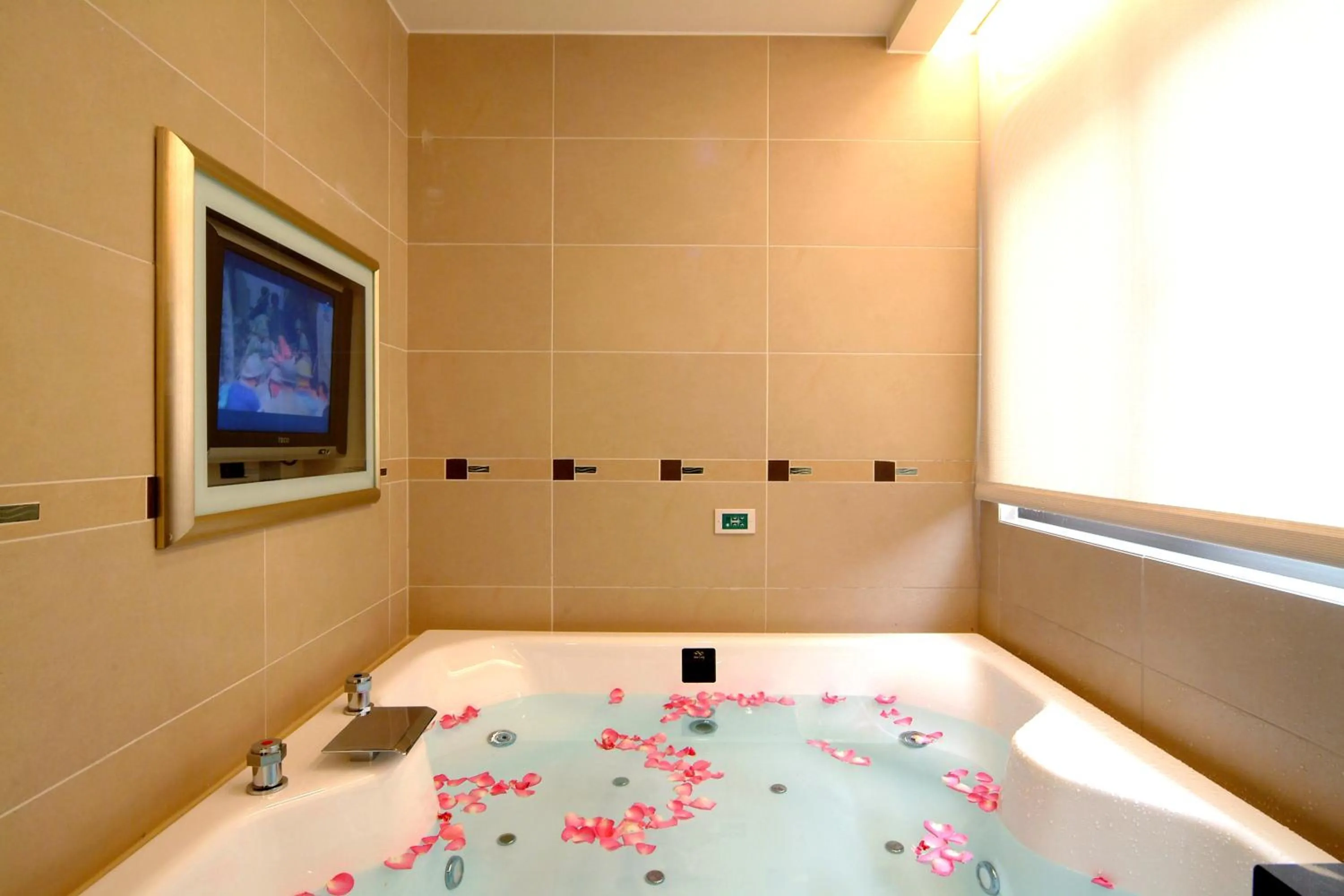 Bathroom, Bed in Jingan Classic Inn