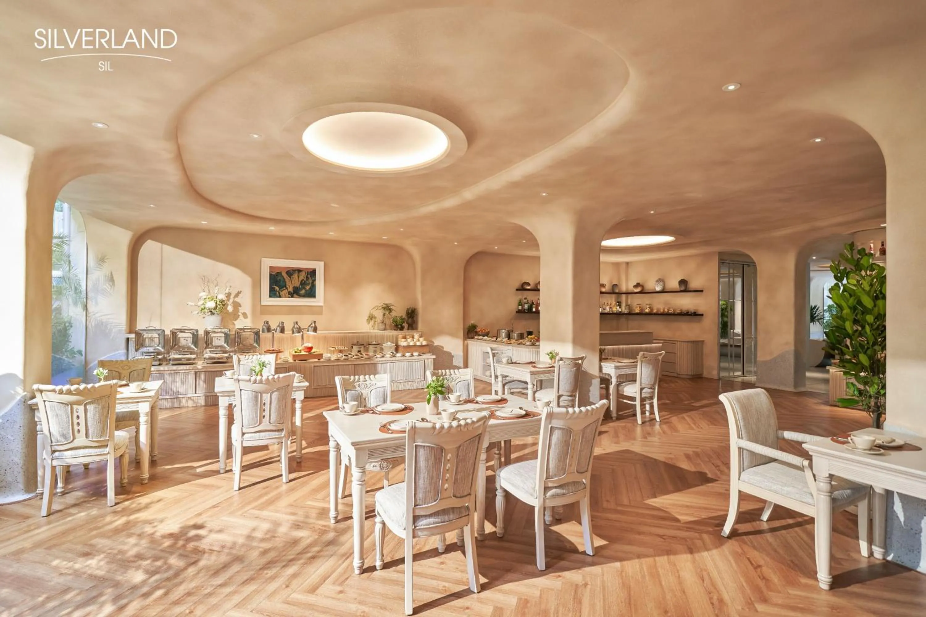 Restaurant/places to eat in Silverland Sil Hotel