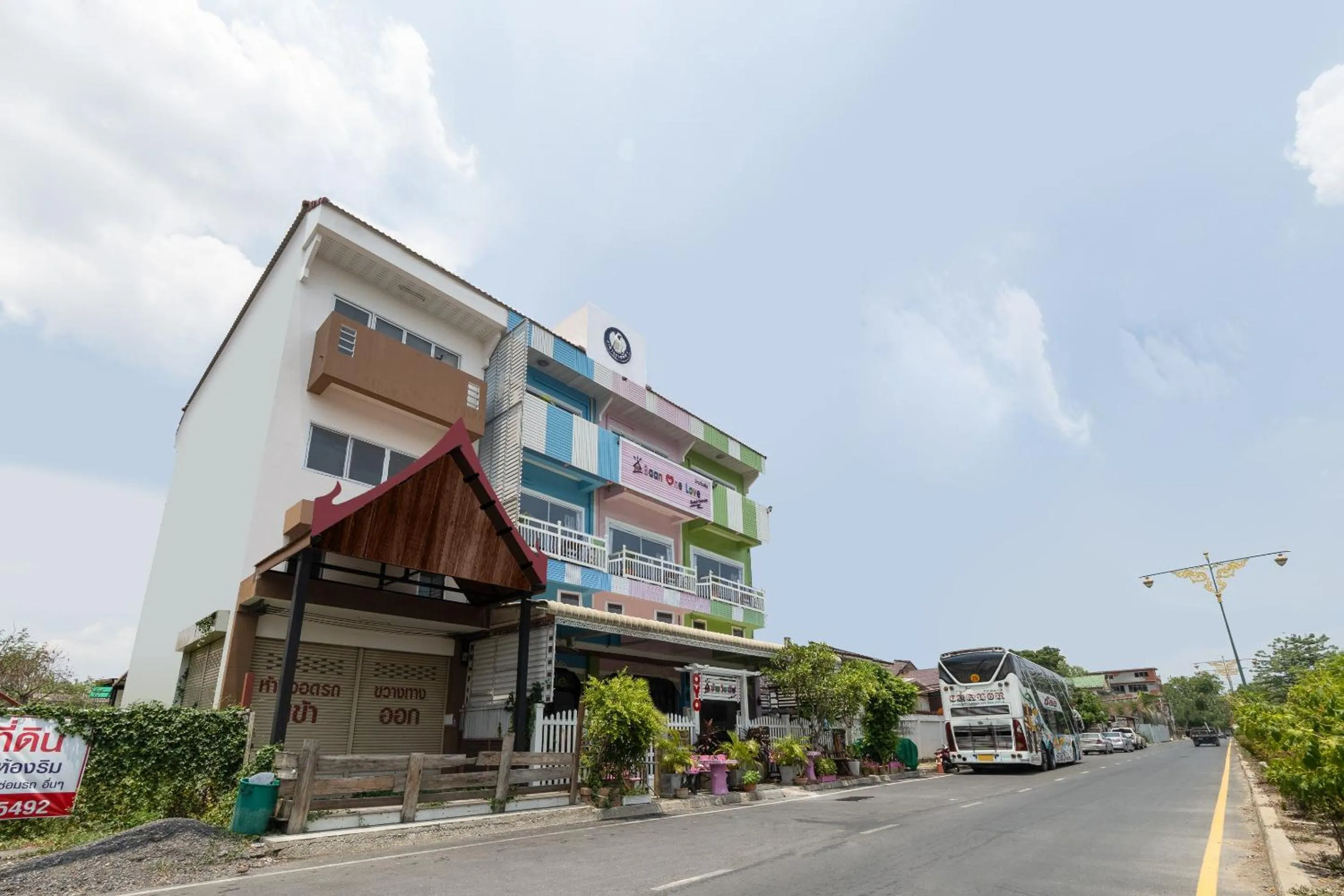 Facade/entrance in OYO 906 Bann One Love