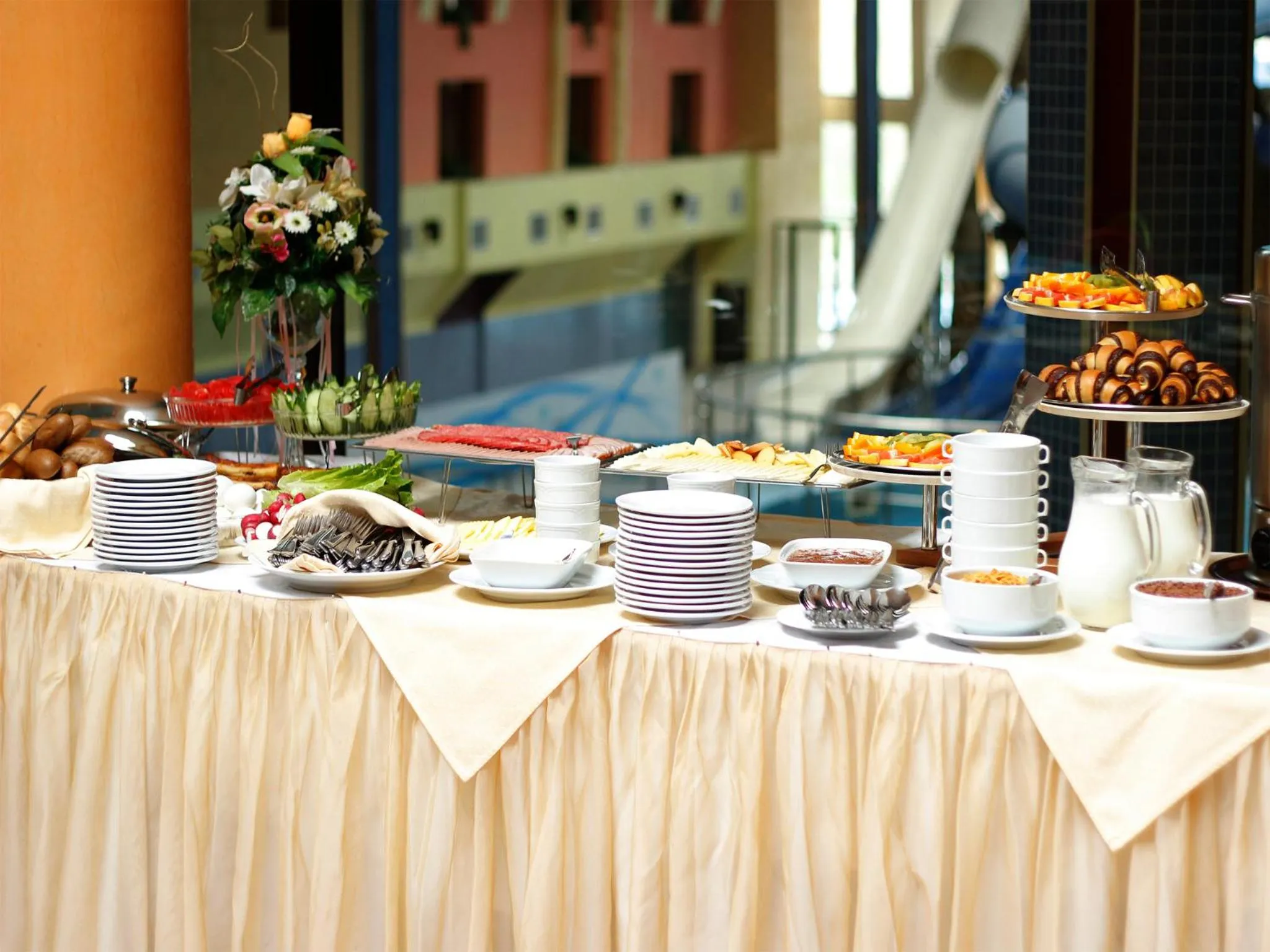 Restaurant/places to eat in Aquapark Hotel & Villas