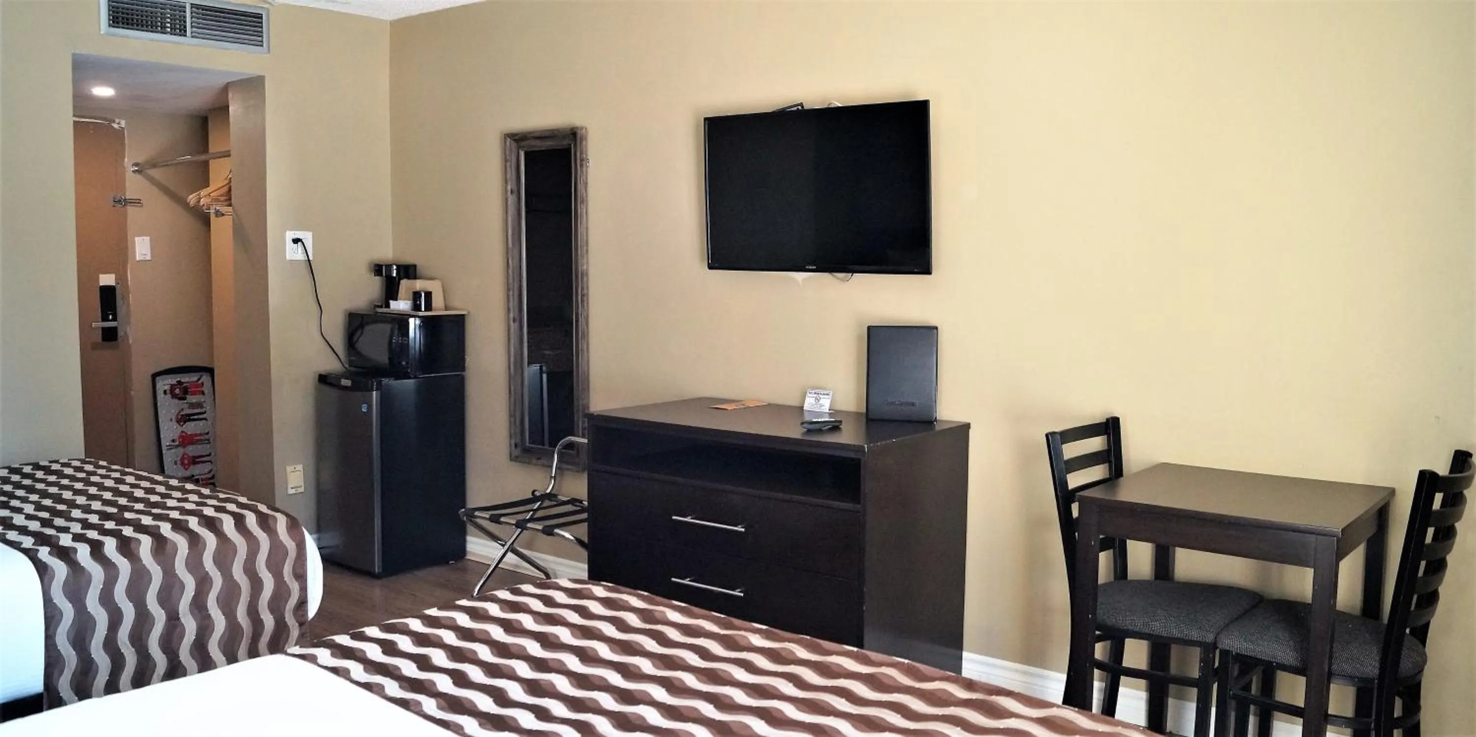 Coffee/tea facilities in red maple inn and suites