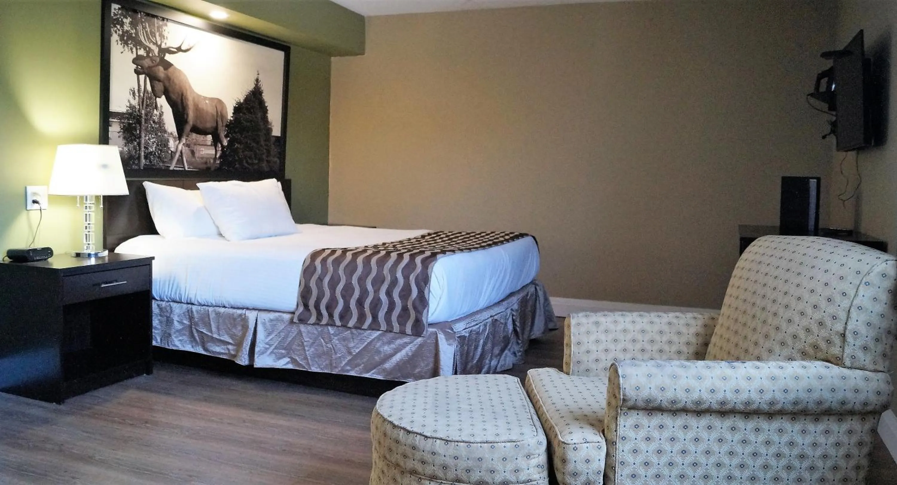 Bedroom in red maple inn and suites