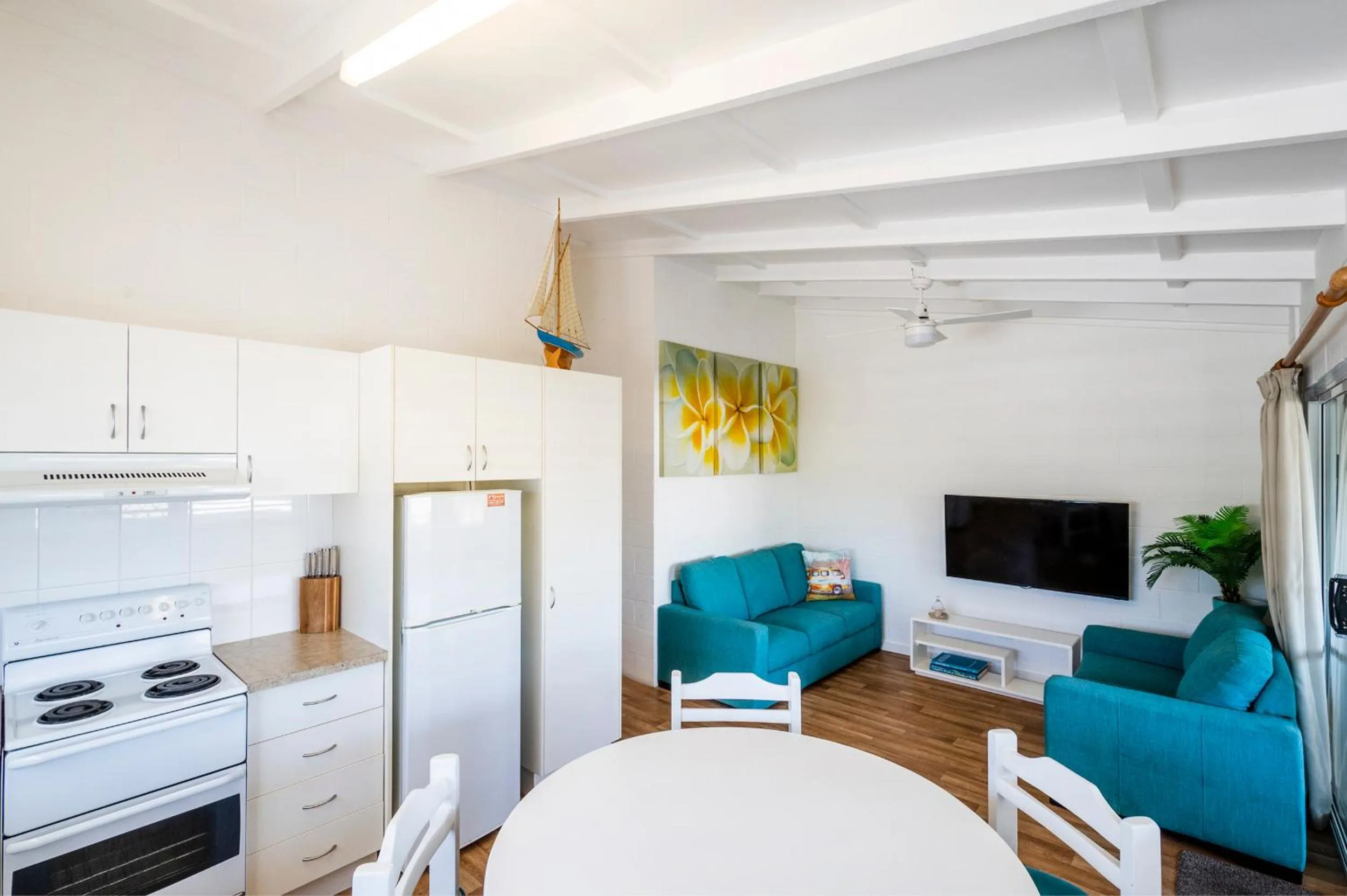 Kitchen or kitchenette in Blue River Apartments