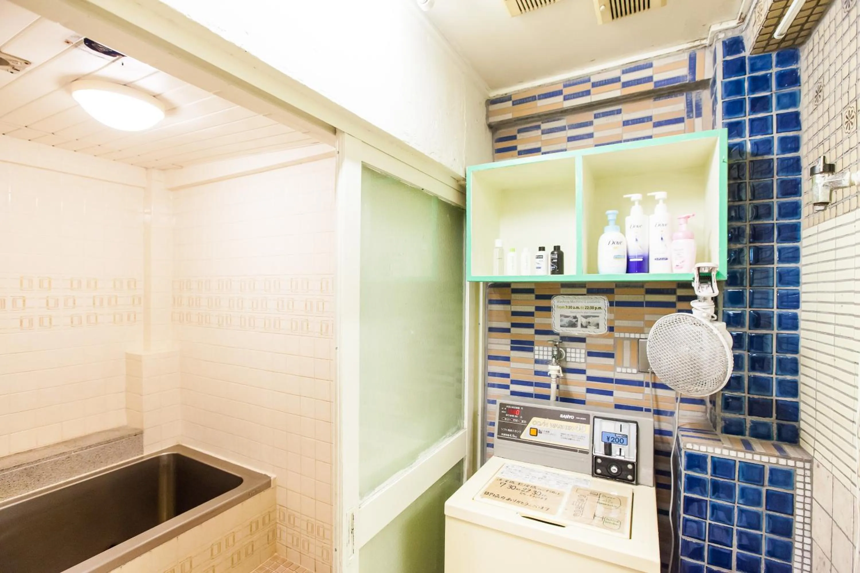 Shower in Shinagawa-shuku Guest House & Tours