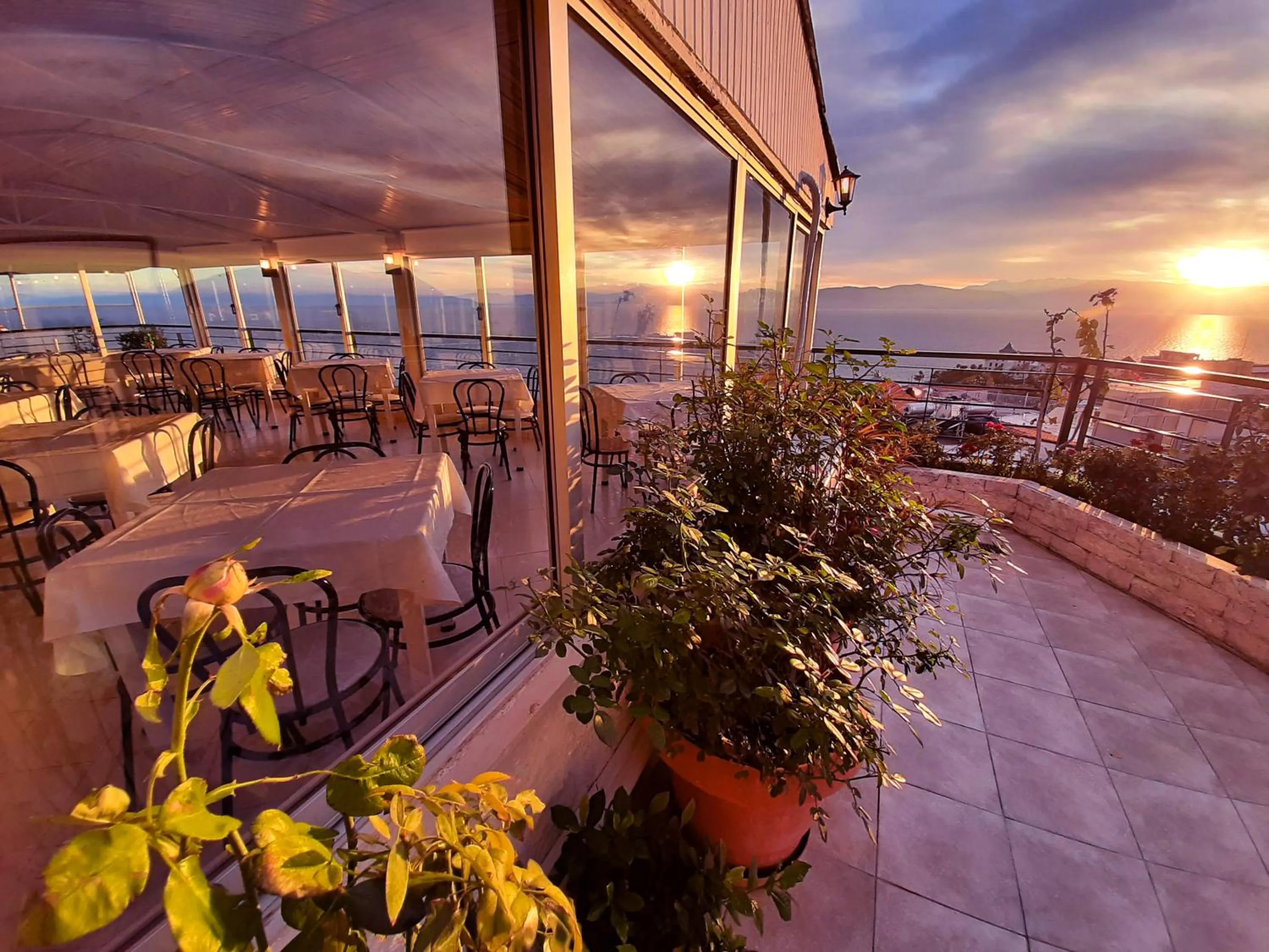 Restaurant/places to eat in Mitho Hotel Spa