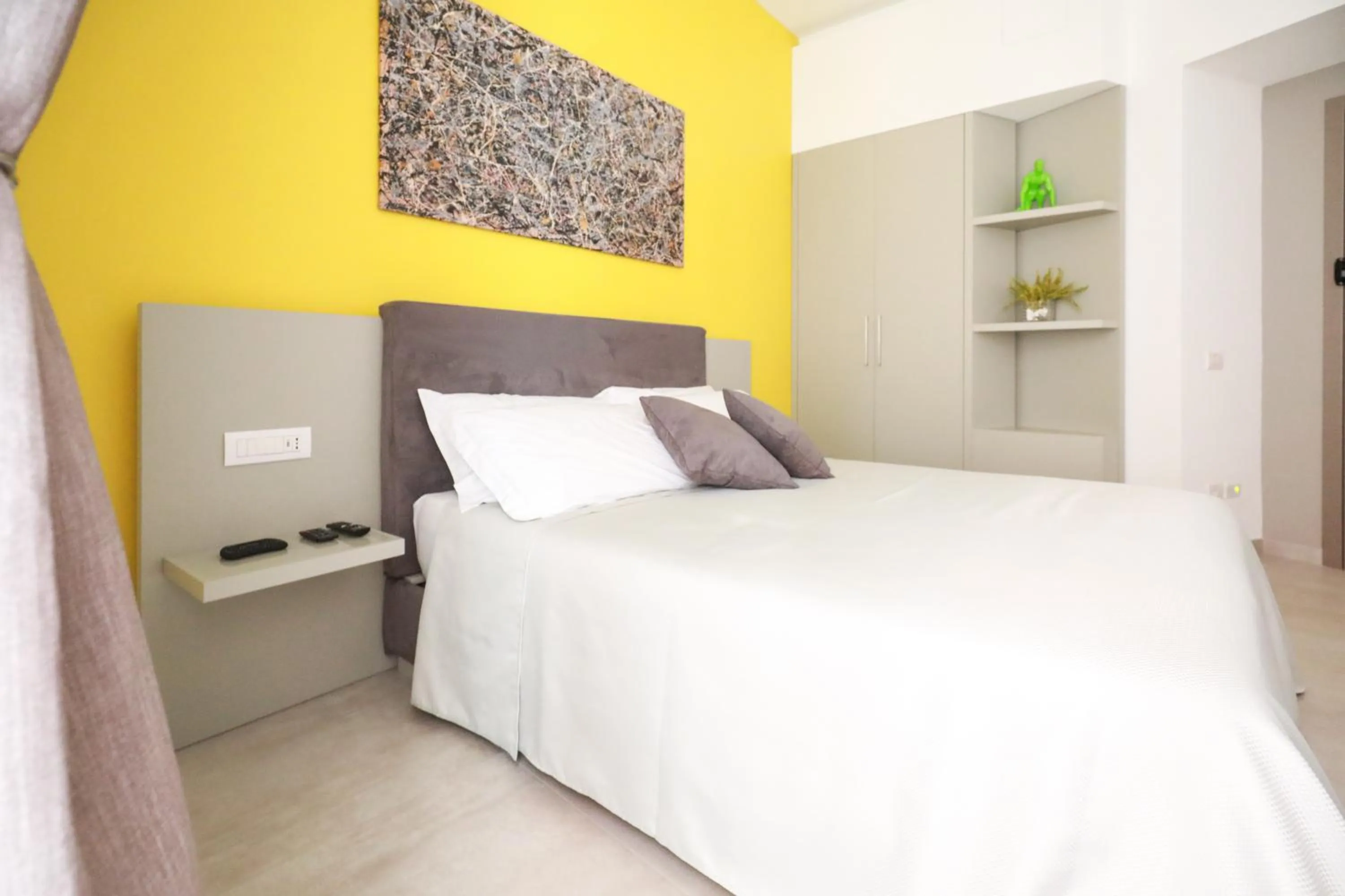 Bed in Toledo 16 Luxury Suites