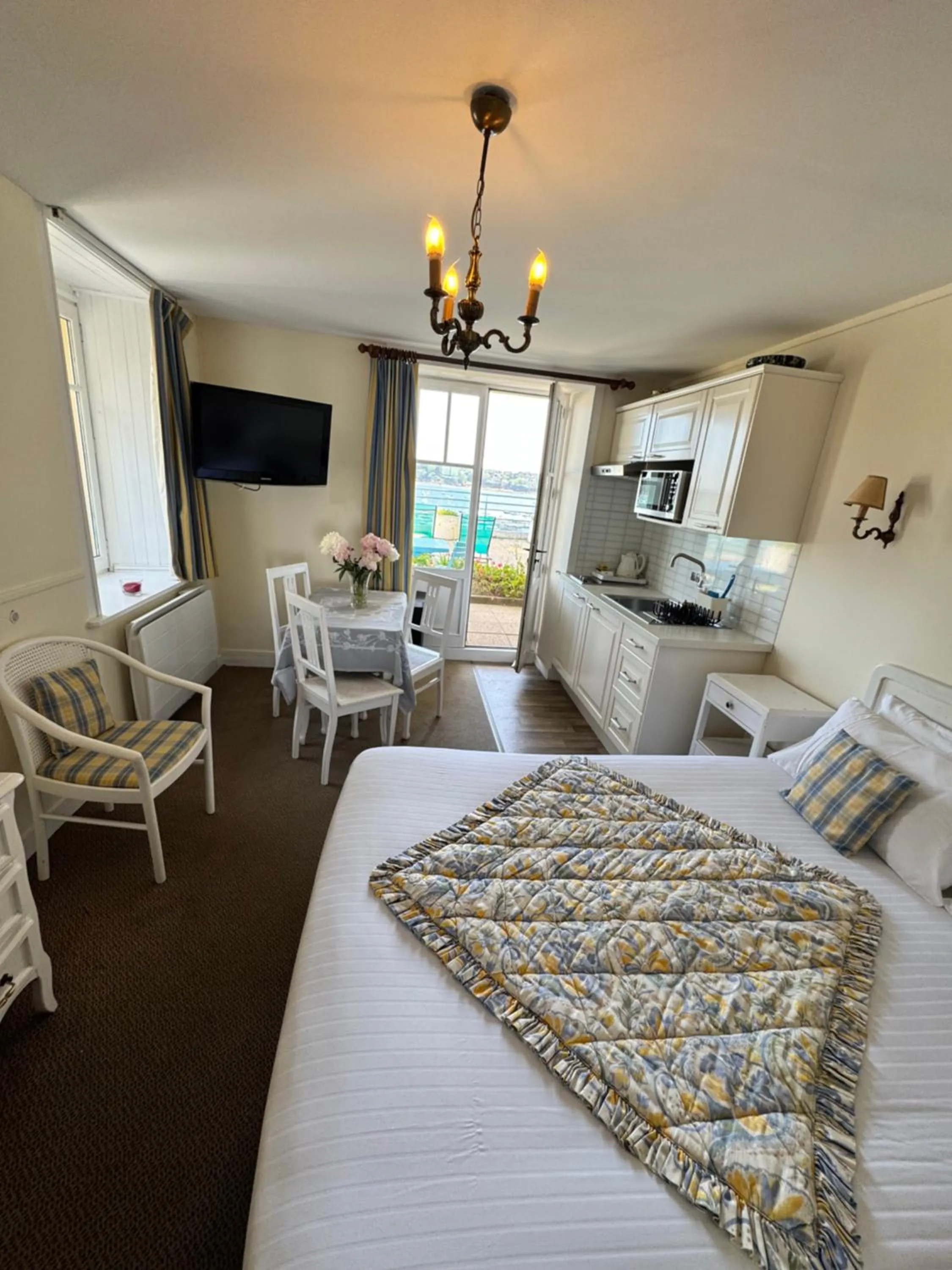 Sea view, Bed in Logis Hôtel Restaurant le Printania