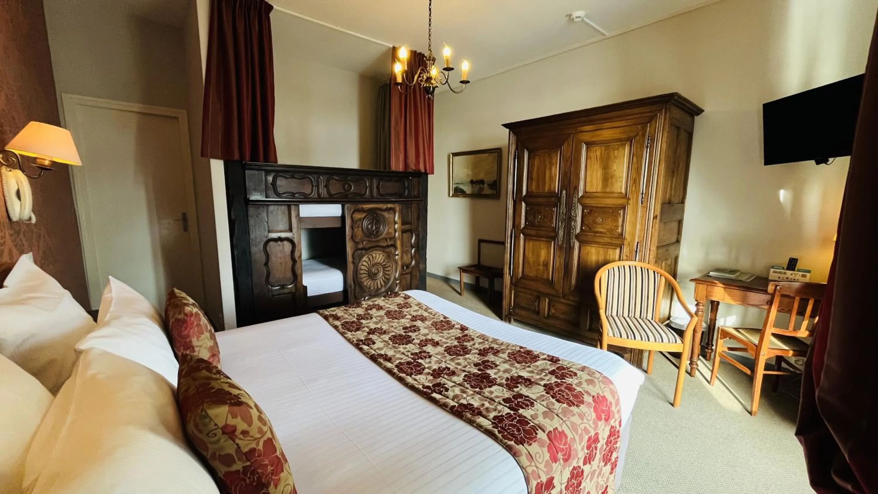 Bedroom, Bed in Logis Hôtel Restaurant le Printania