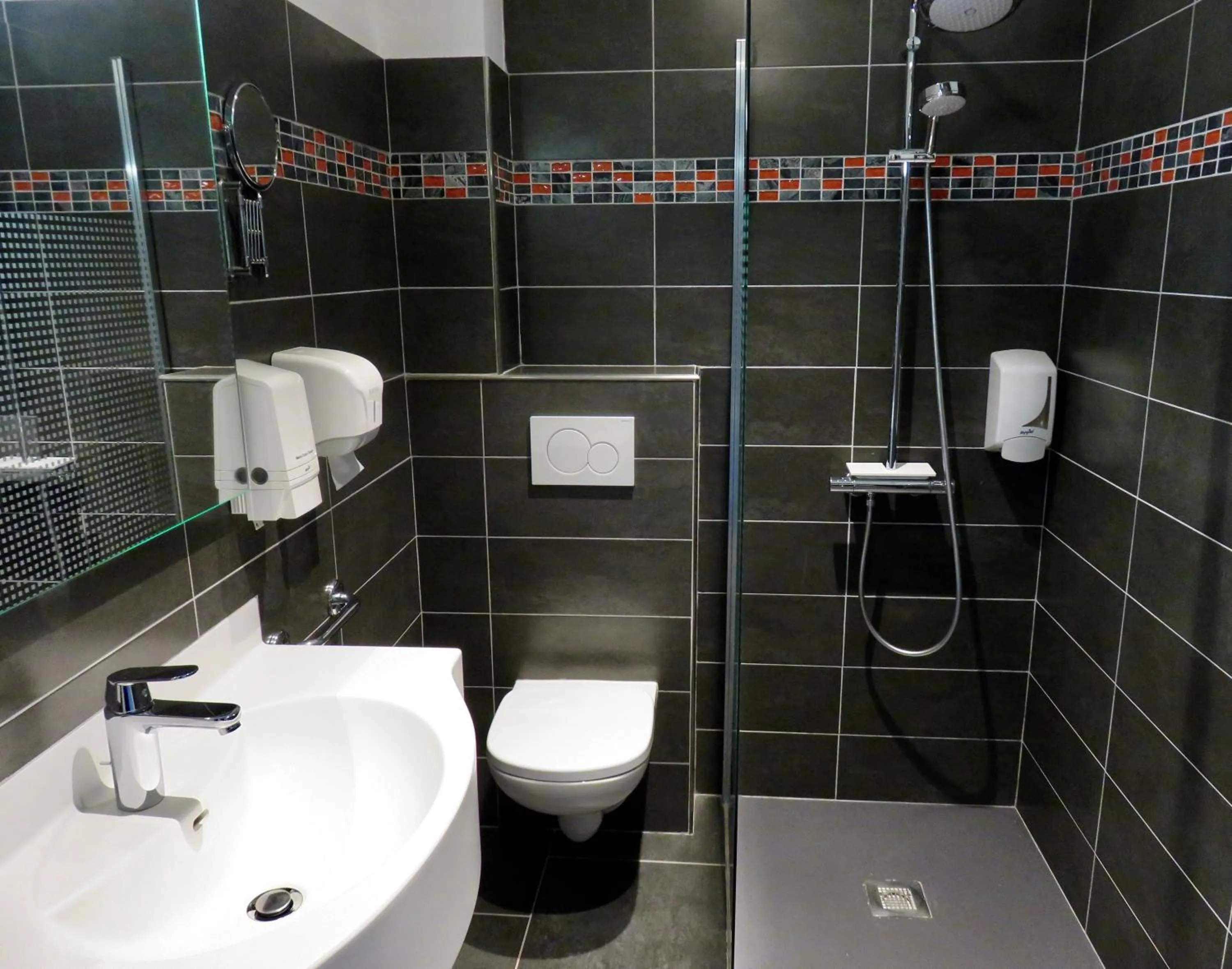 Shower in Logis Hôtel Restaurant le Printania