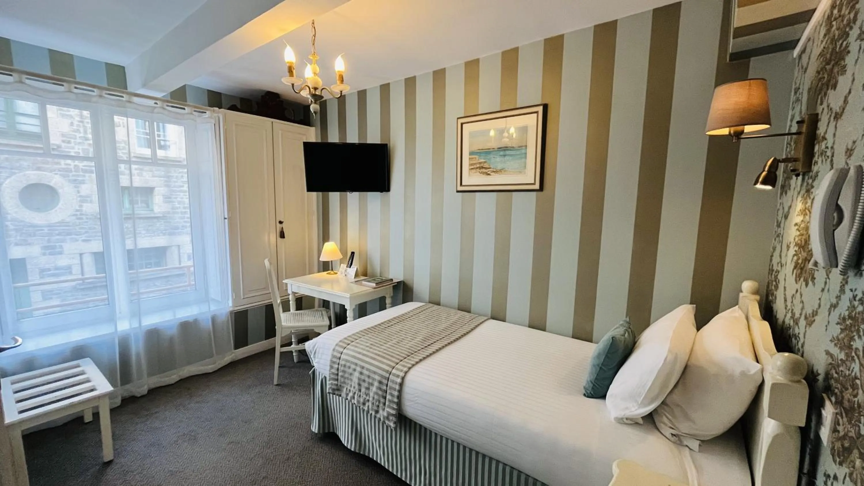 Bedroom, Bed in Logis Hôtel Restaurant le Printania