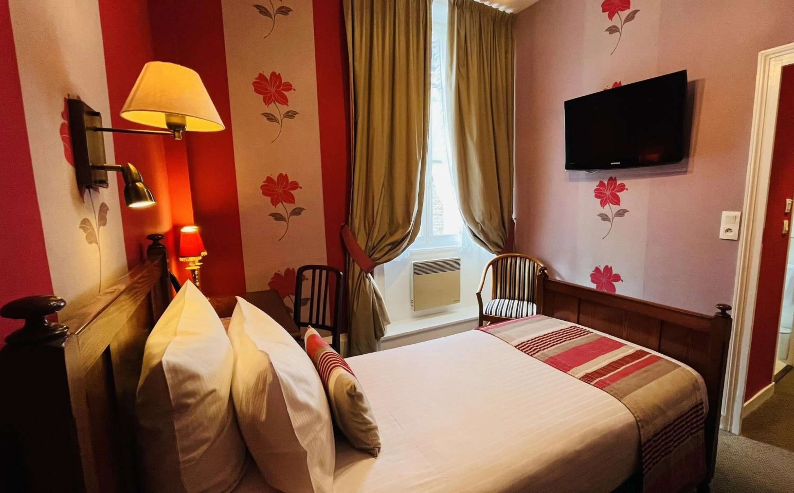 Bedroom, Bed in Logis Hôtel Restaurant le Printania