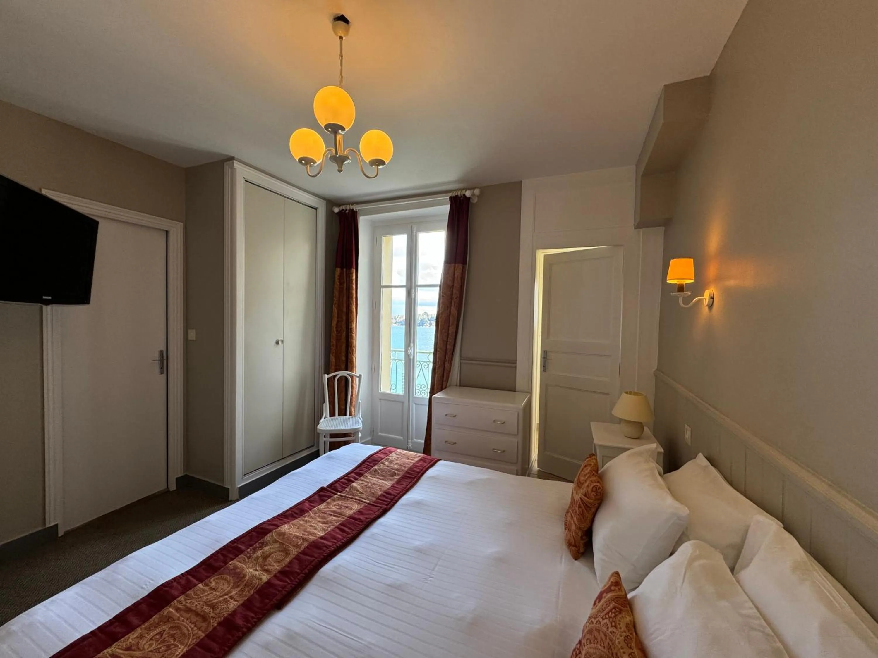 Sea view, Bed in Logis Hôtel Restaurant le Printania