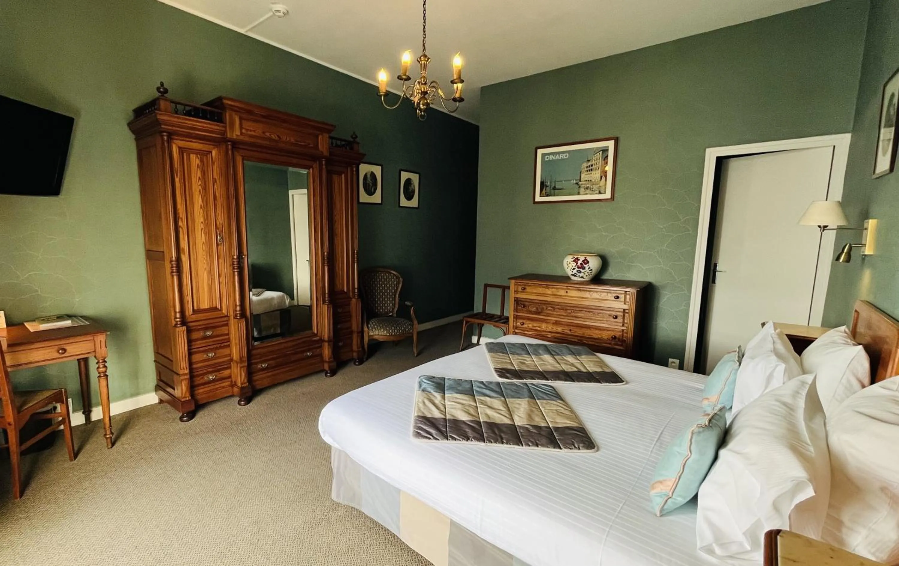 Bedroom, Bed in Logis Hôtel Restaurant le Printania