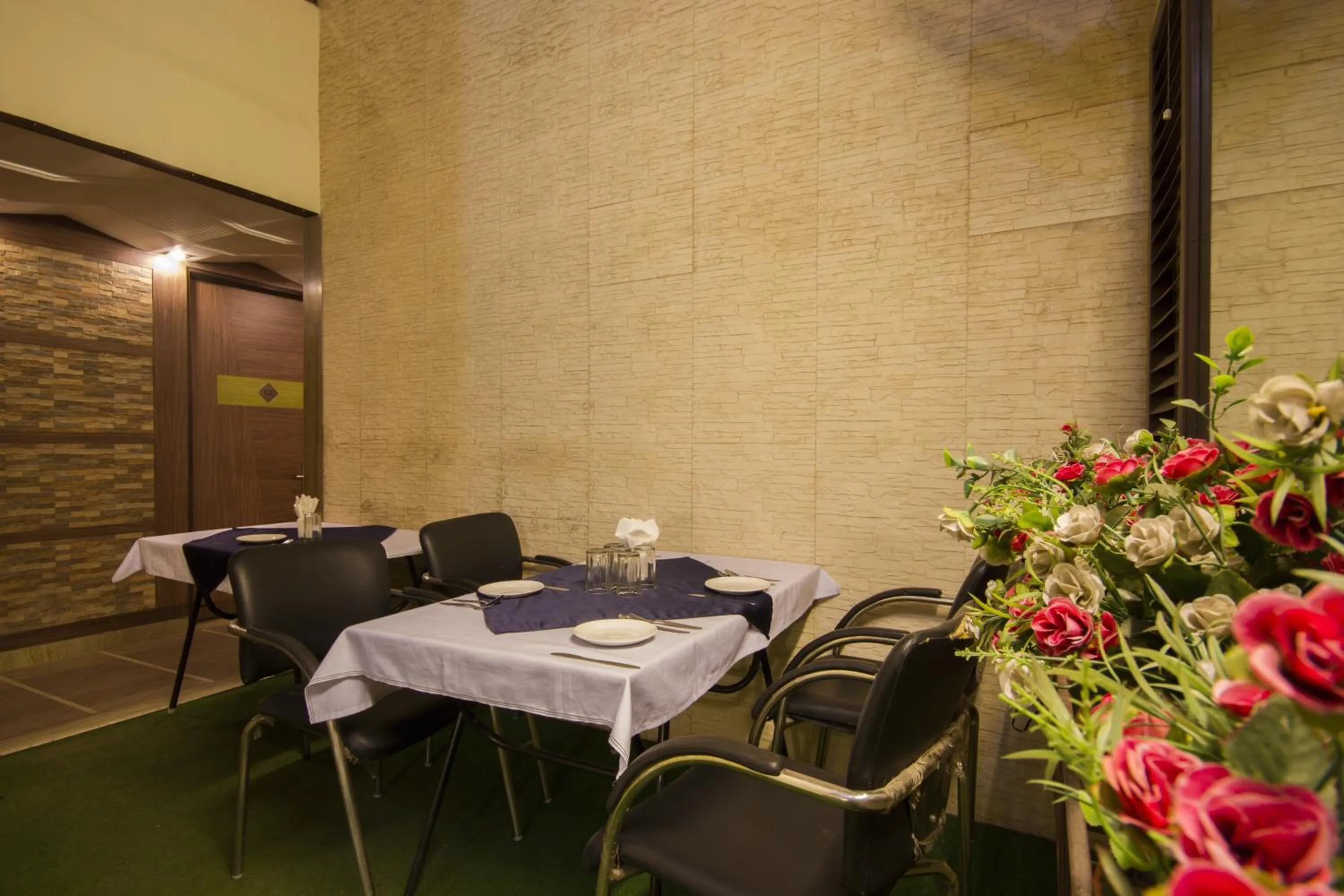 Restaurant/places to eat in Hotel Sunstar Heights