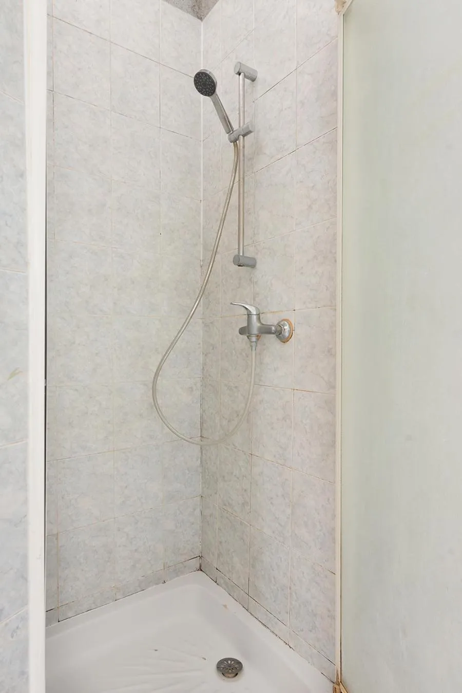 Shower in Cameleon Paris Guesthouse