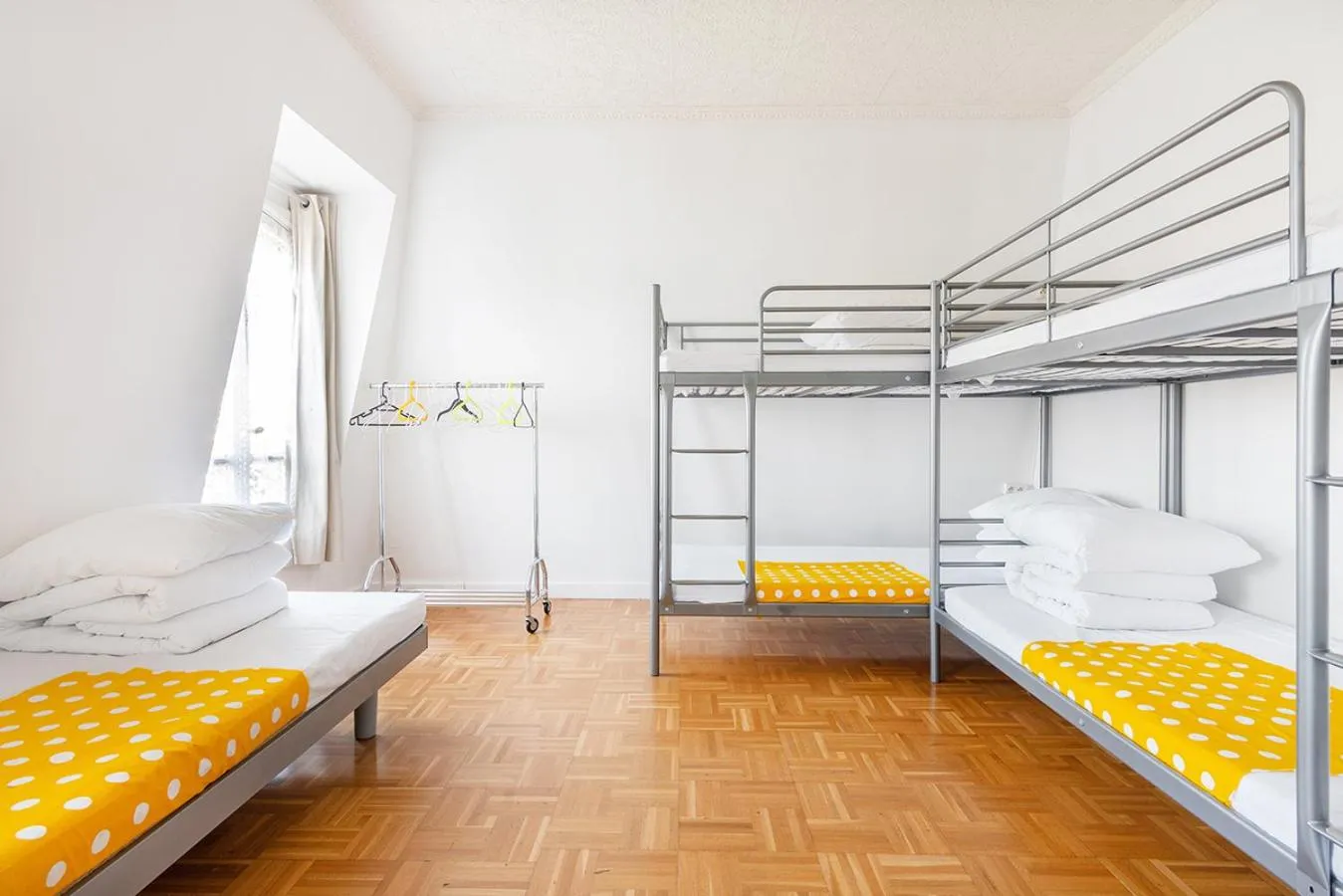 bunk bed in Cameleon Paris Guesthouse
