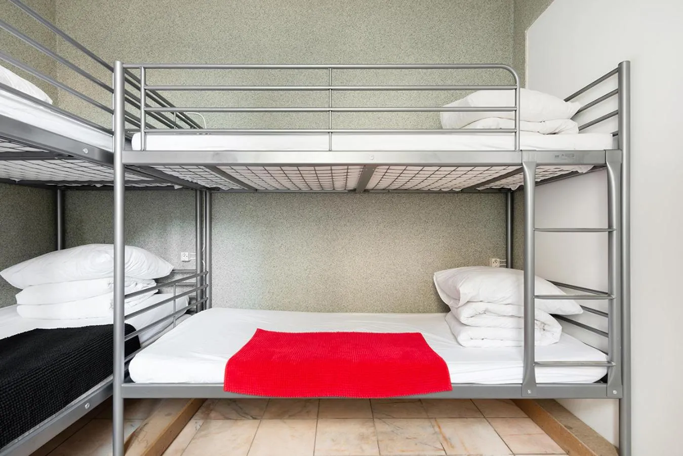 bunk bed in Cameleon Paris Guesthouse