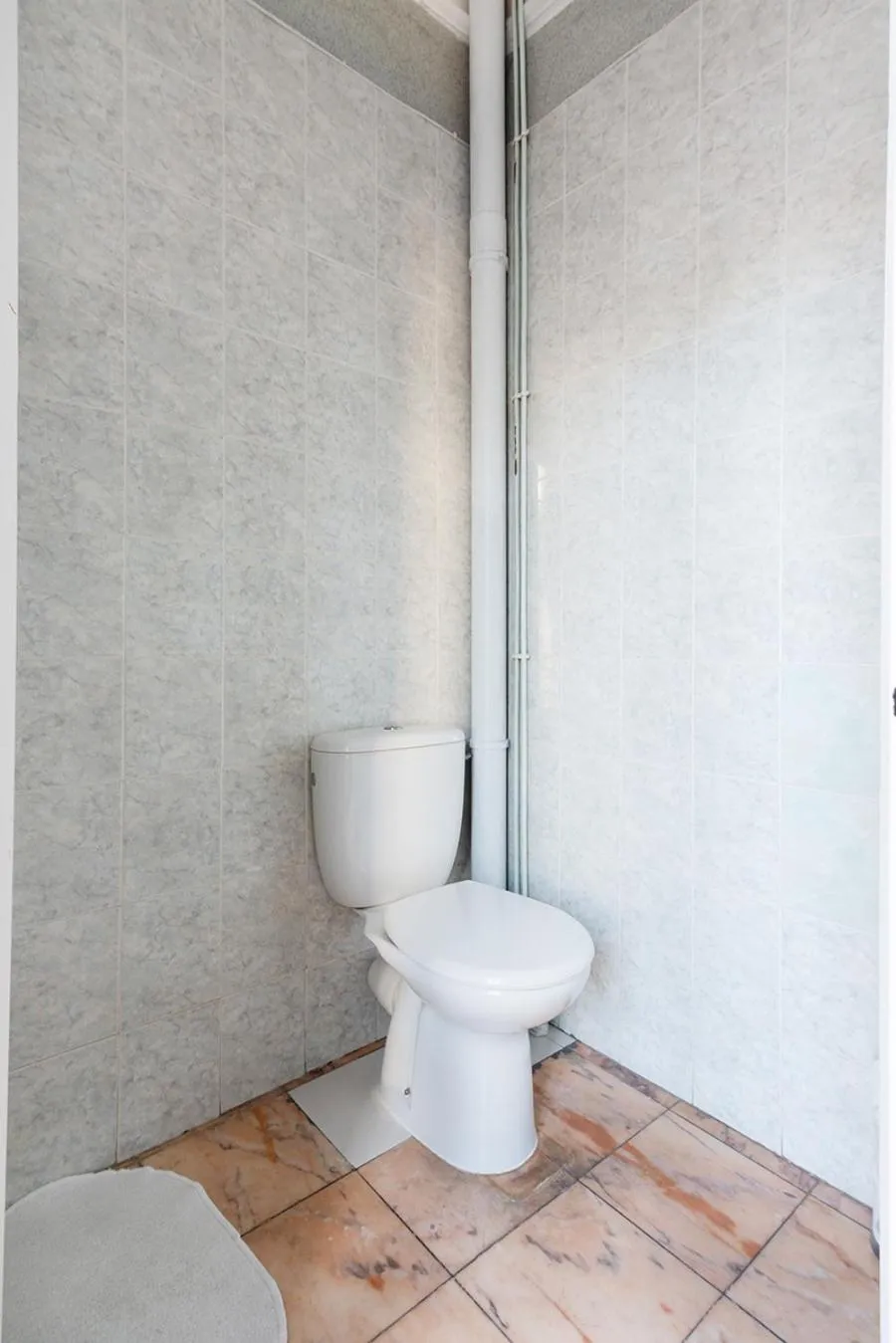 Toilet in Cameleon Paris Guesthouse