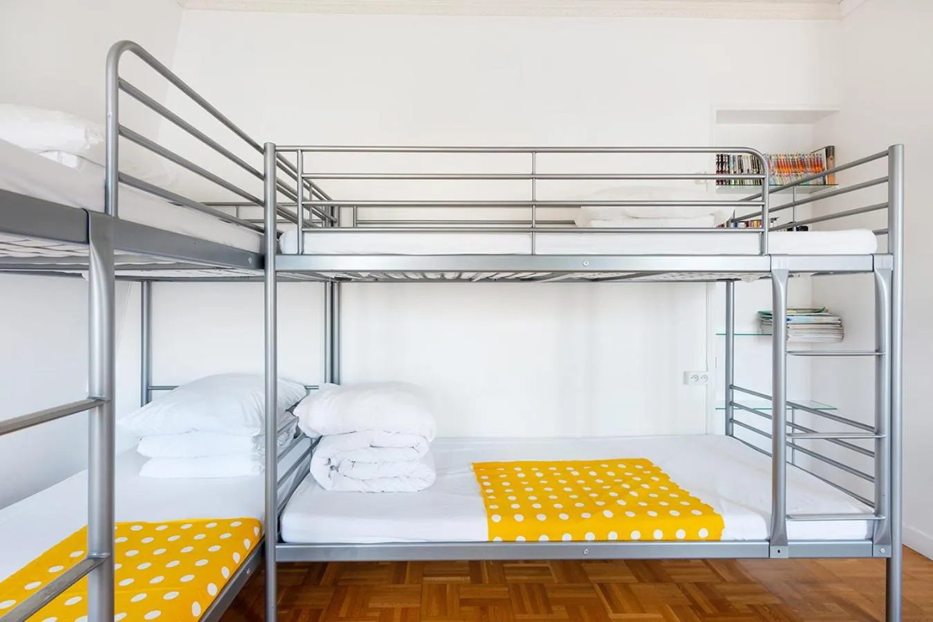bunk bed in Cameleon Paris Guesthouse