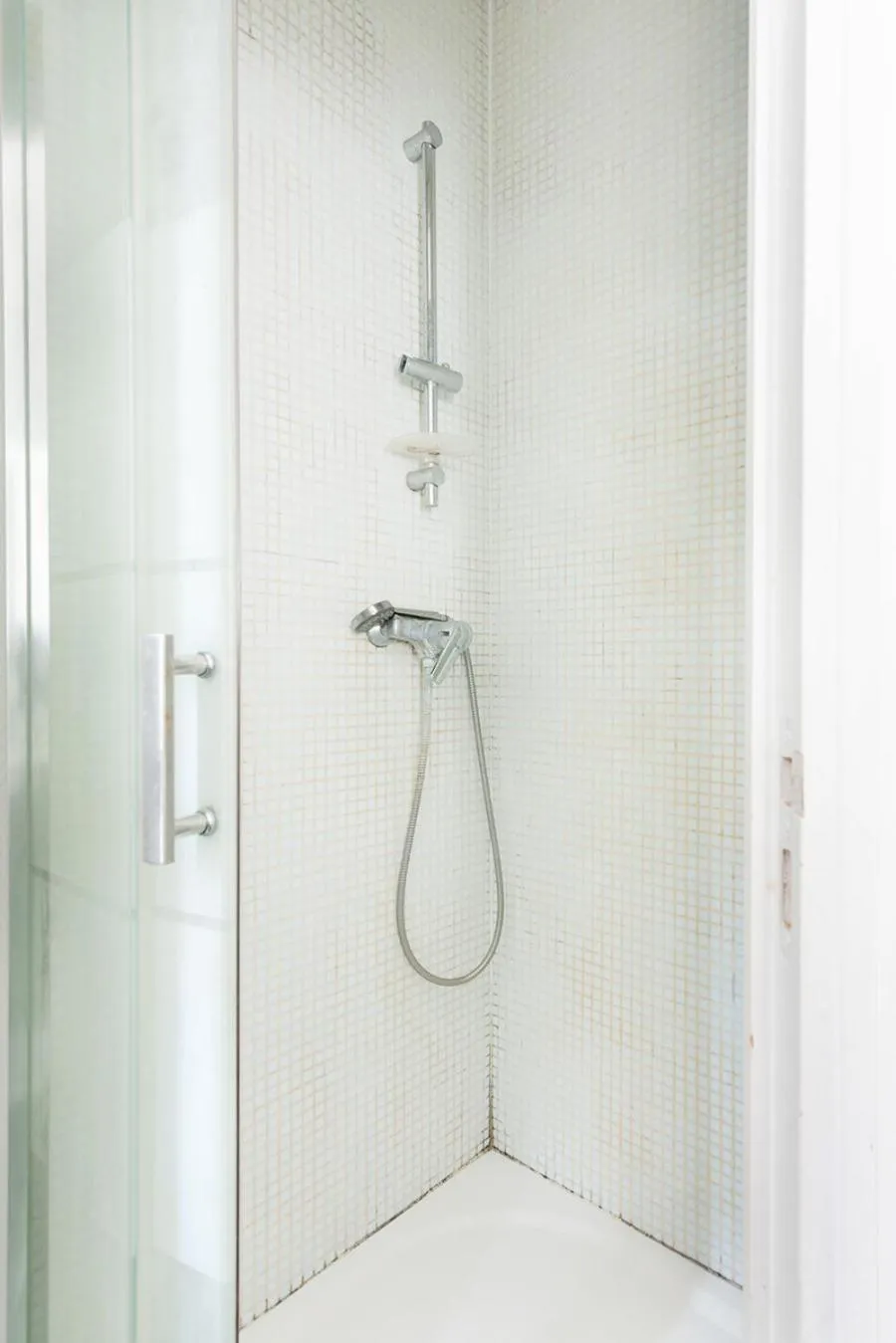 Bathroom in Cameleon Paris Guesthouse