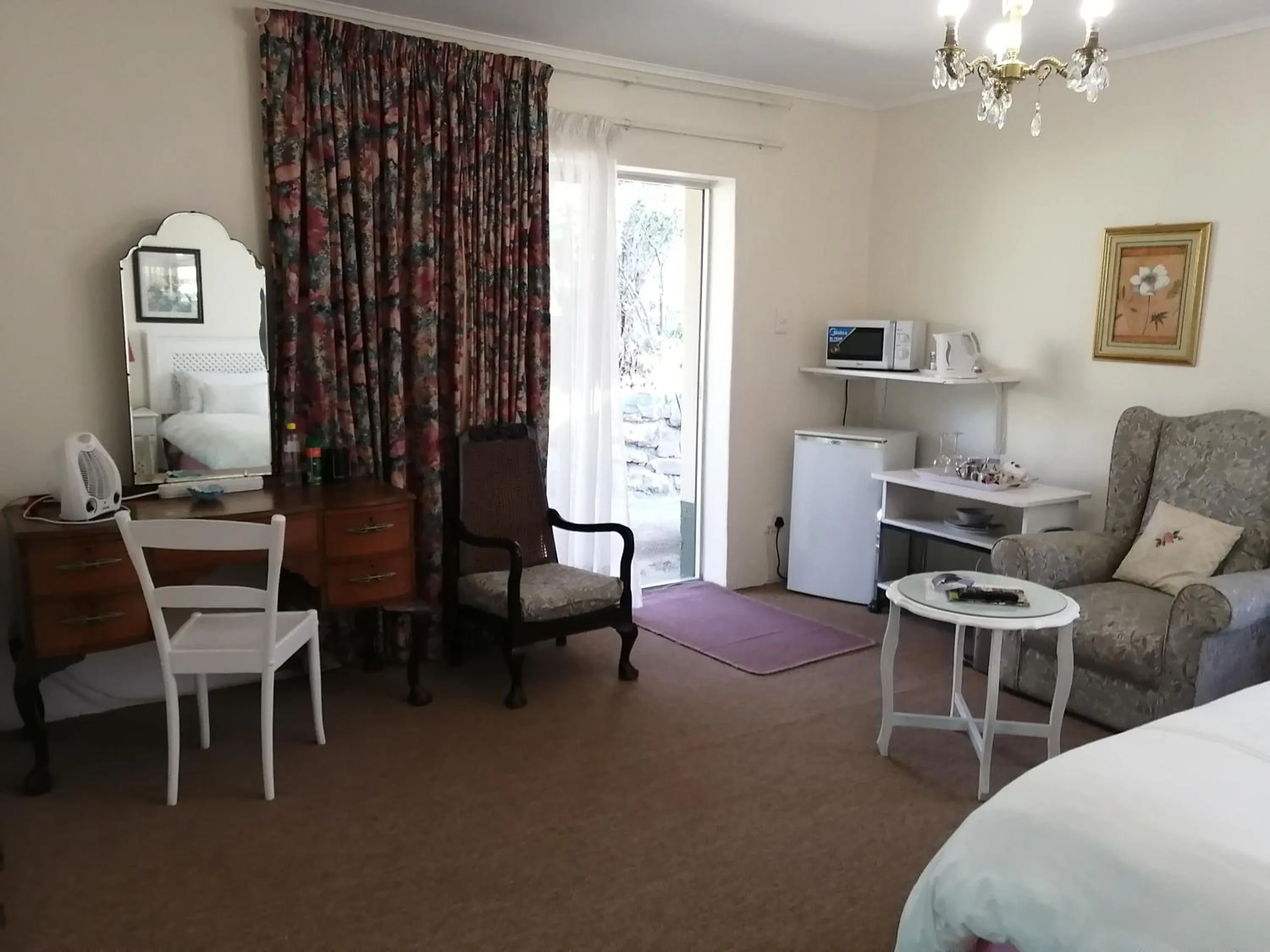 Seating area, Bed in Bell Park Self Catering