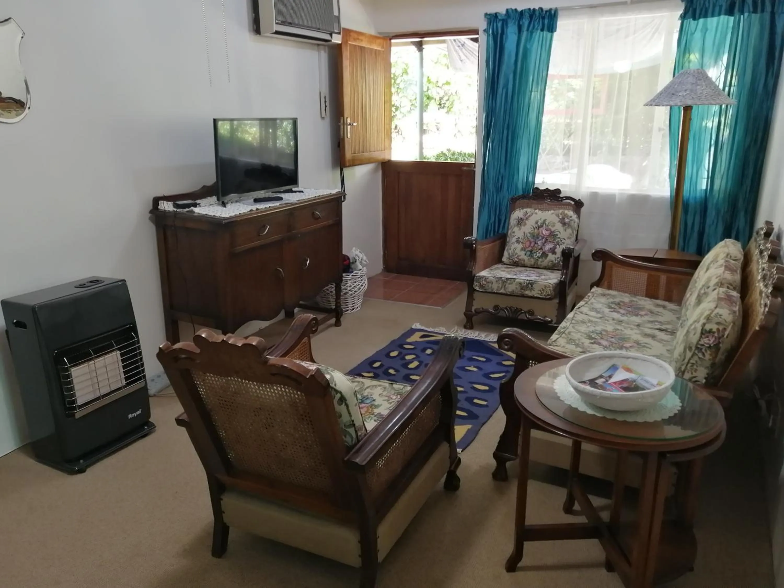 Seating area in Bell Park Self Catering